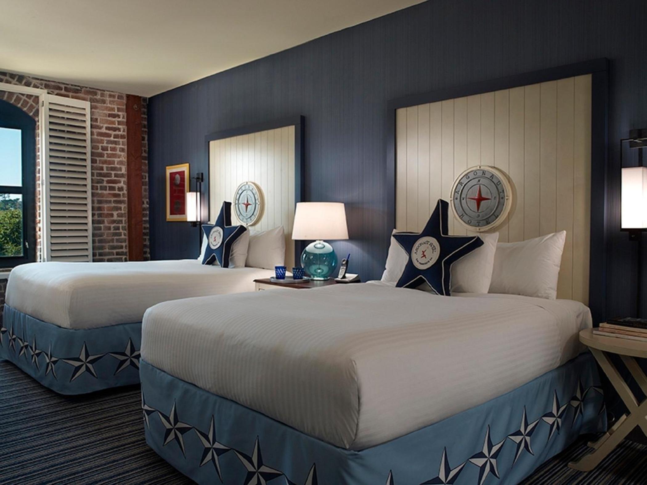 Queen Room with Two Queen Beds photo 1