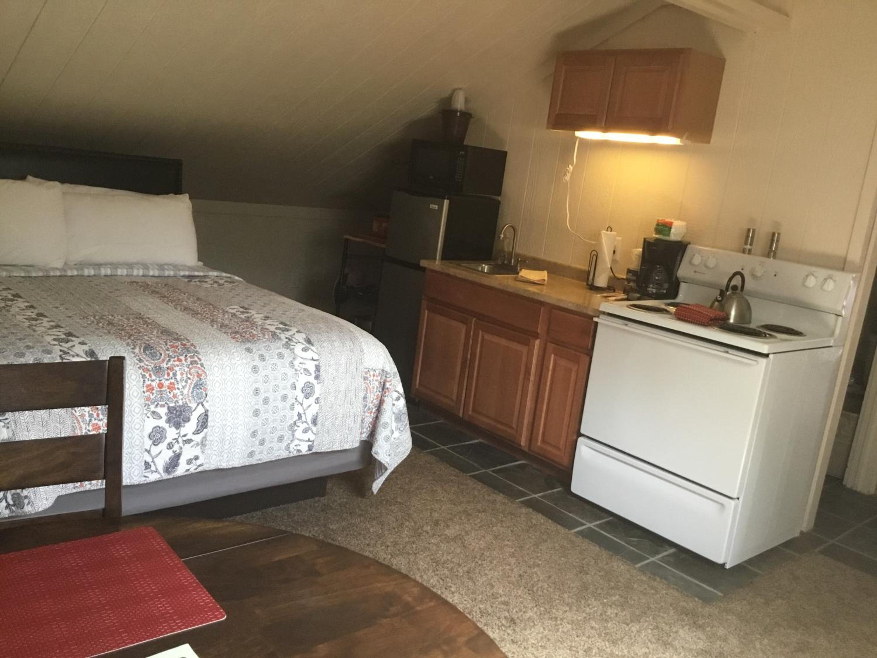 Queen Room with Kitchenette photo 3