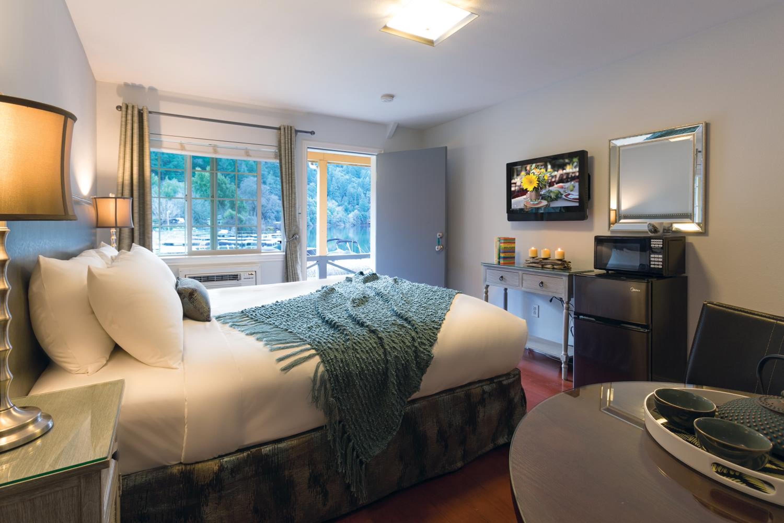 King Room with Lake View - Photo 1