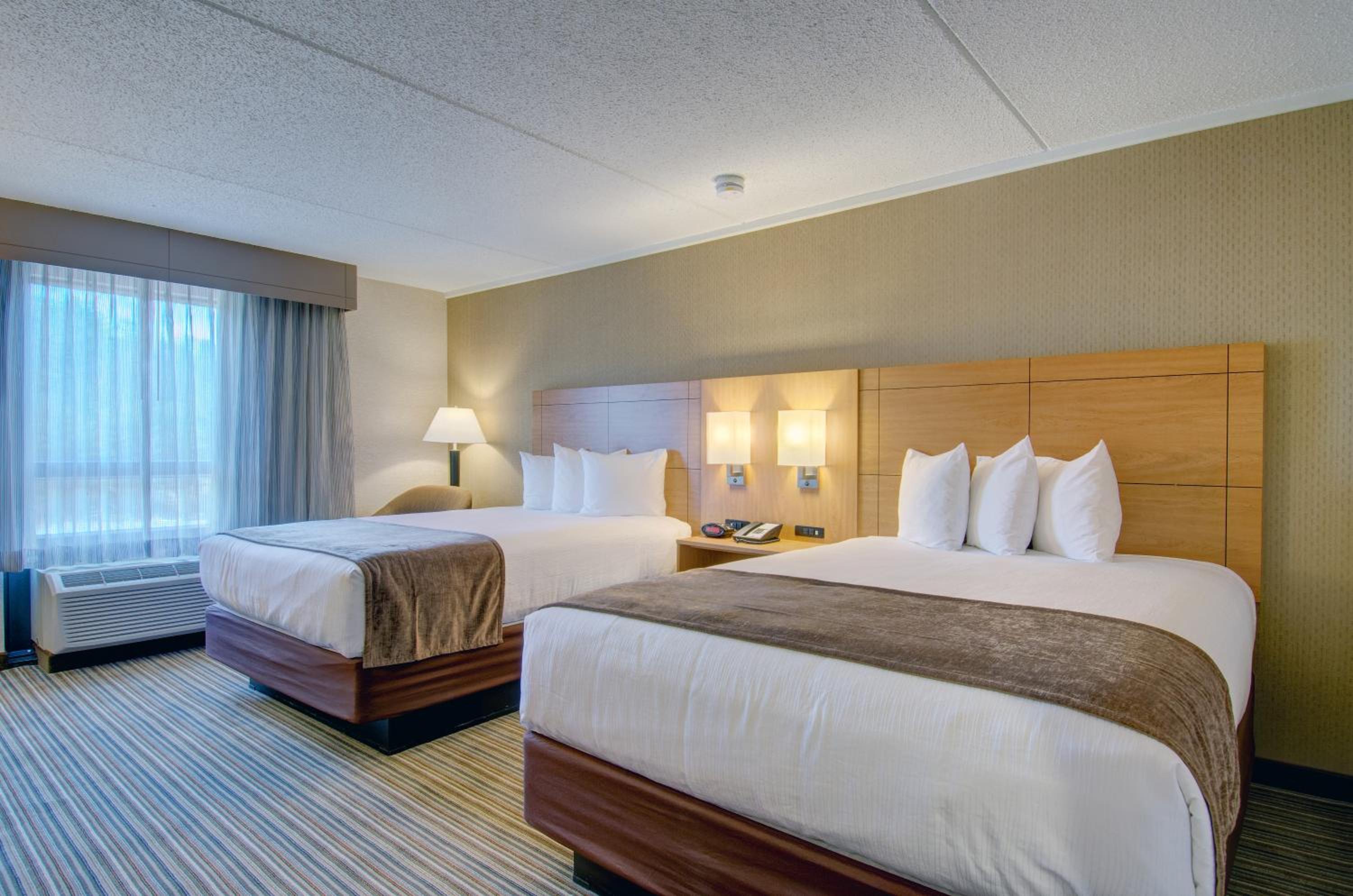 Deluxe Queen Room with Two Queen Beds - Non-Smoking - Photo 11