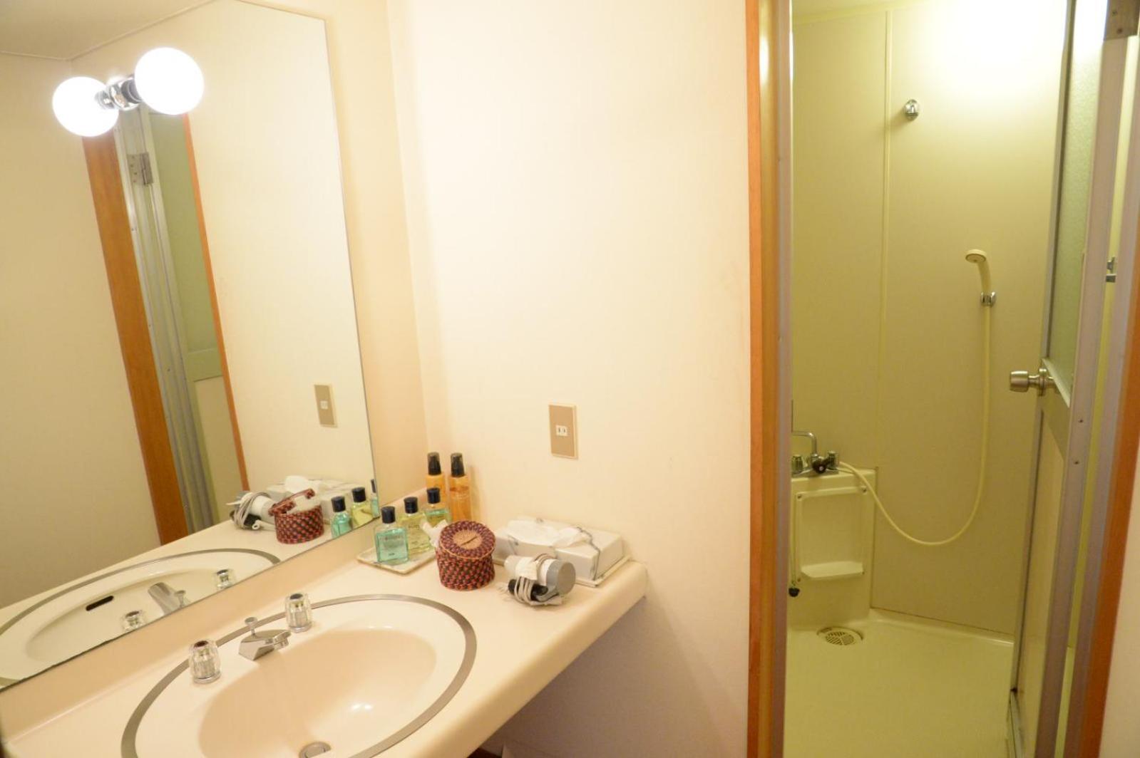 Japanese-Style Twin Room with Private Bathroom photo 3