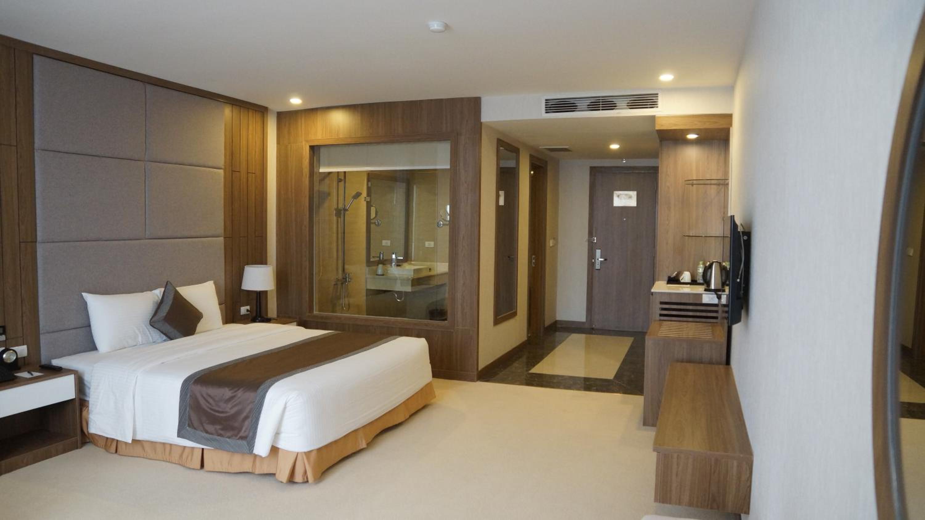 Deluxe King Room photo 2