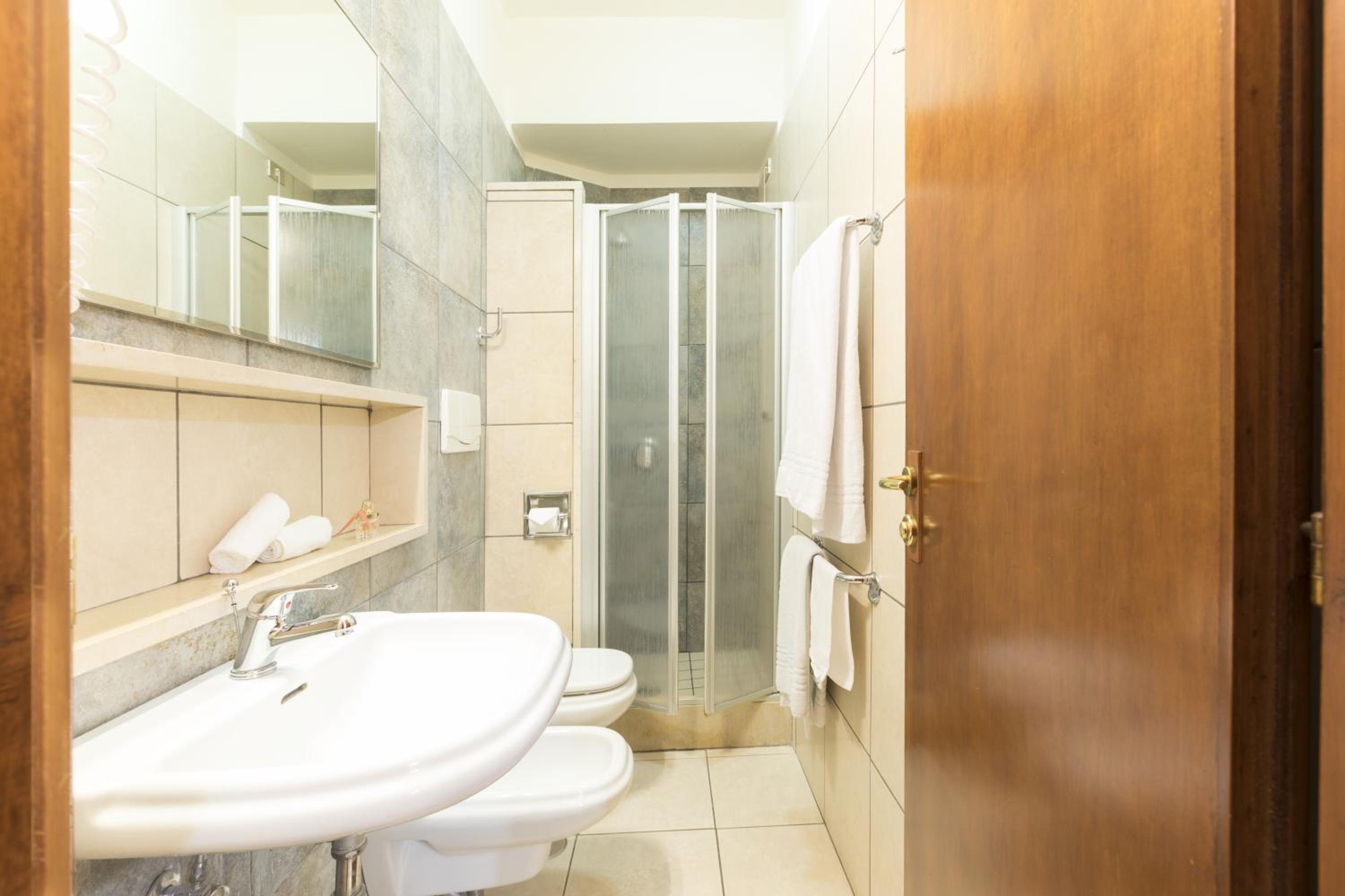 Standard Twin Room - Photo 8