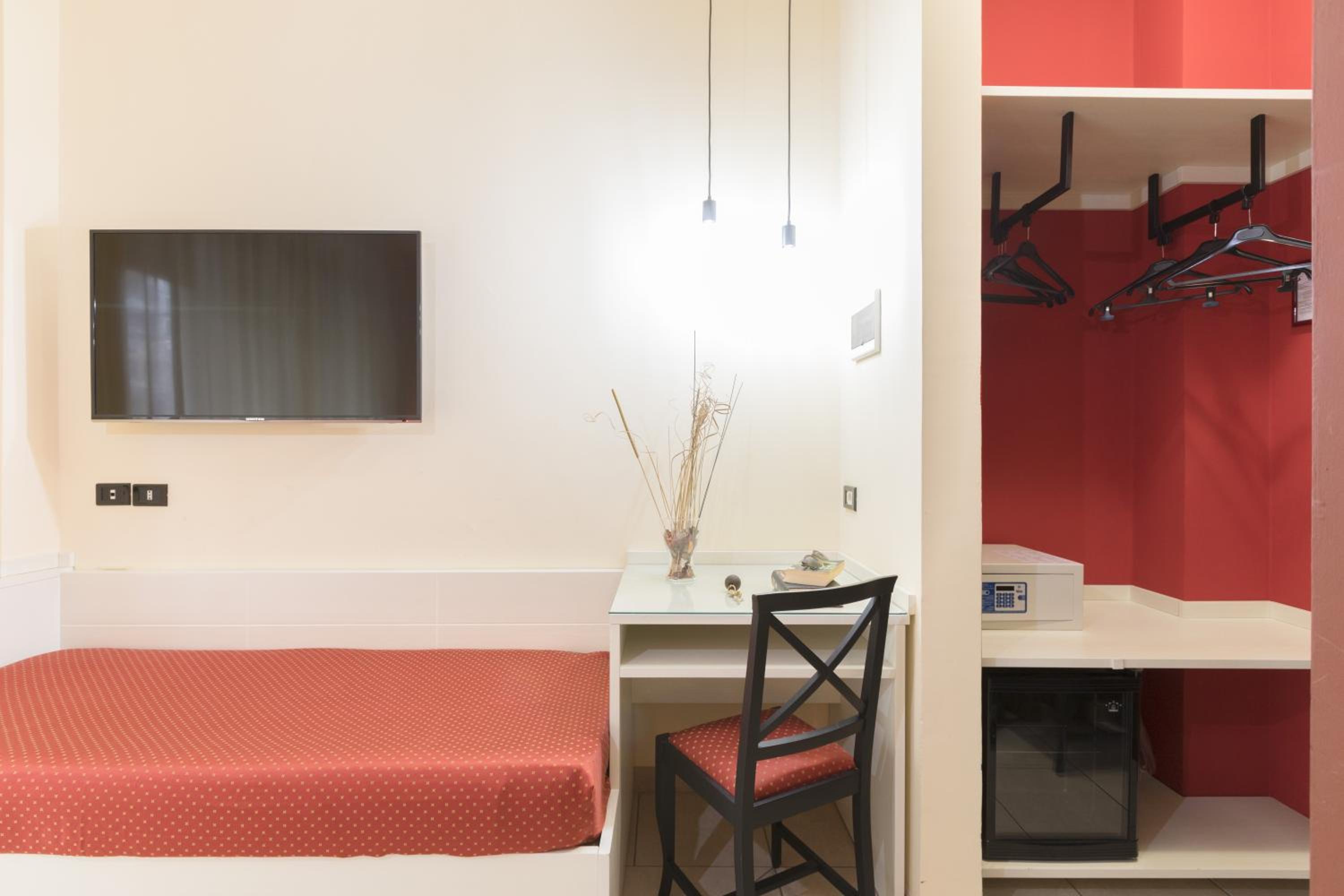 Standard Twin Room - Photo 11