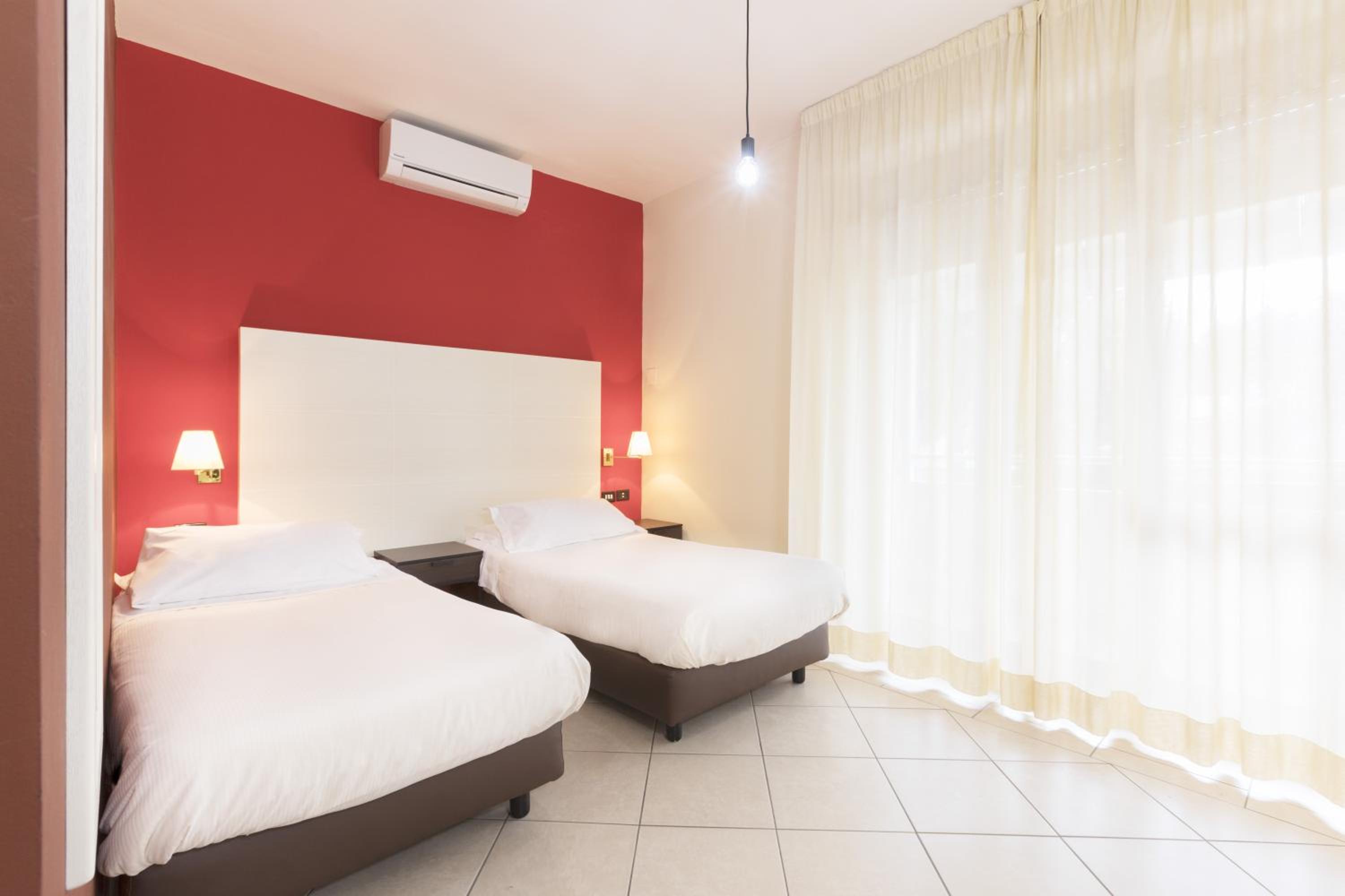 Standard Twin Room - Photo 1