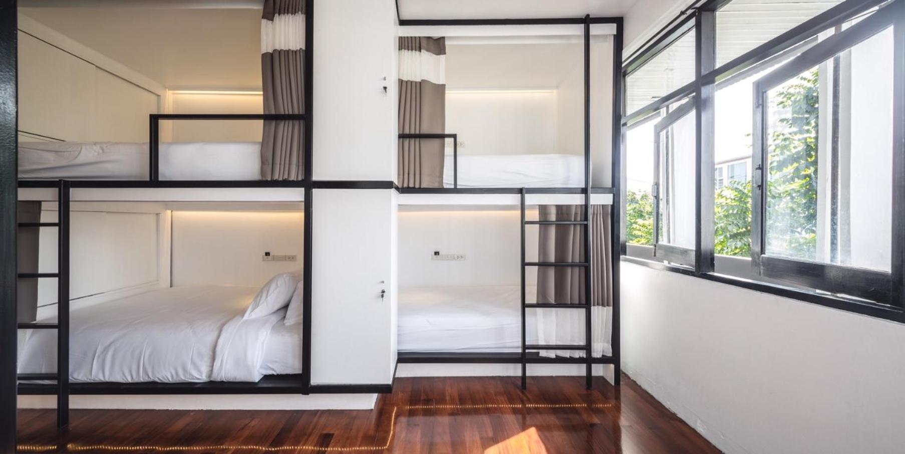 Cama Queen em Dormitório Feminino (Banheiro Compartilhado)