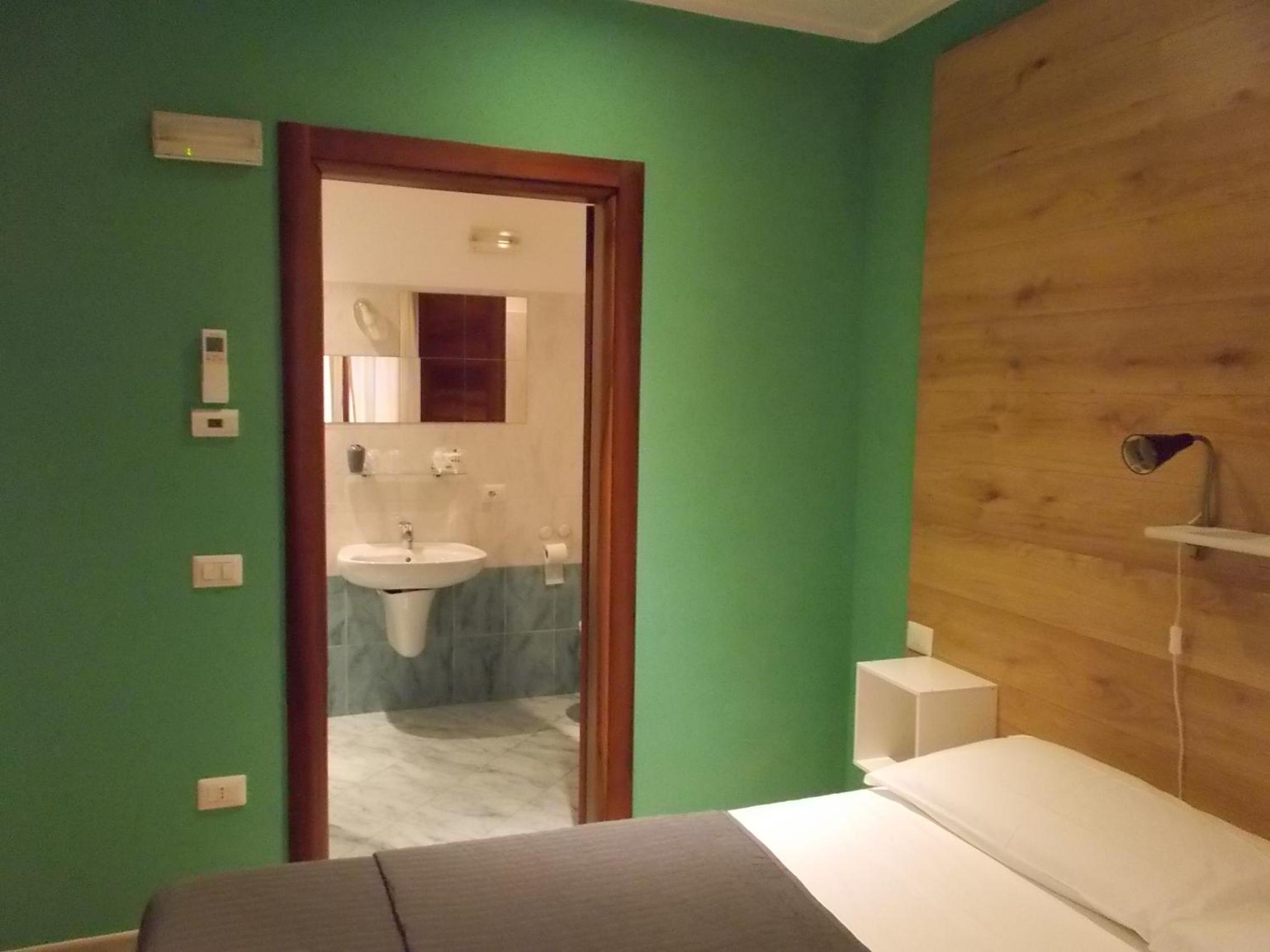Double Room with Private Bathroom photo 3
