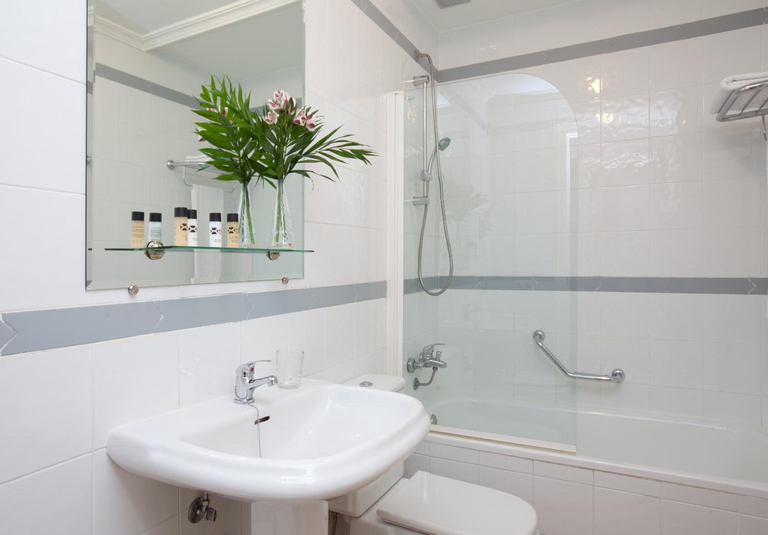 Double or Twin Room - Photo 4
