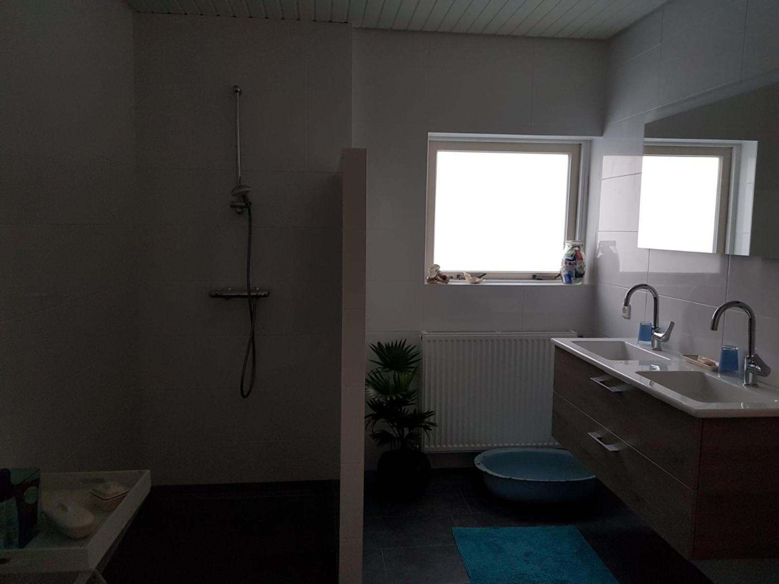 Twin Room with Private Bathroom photo 2