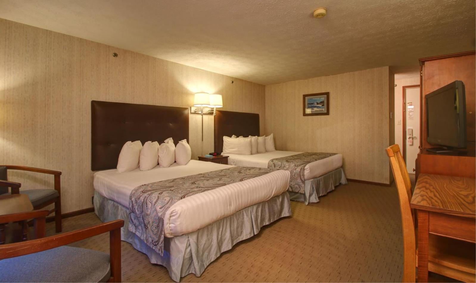Queen Room with Two Queen Beds photo 2