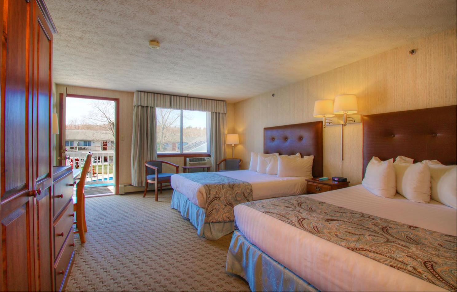 Queen Room with Two Queen Beds photo 3
