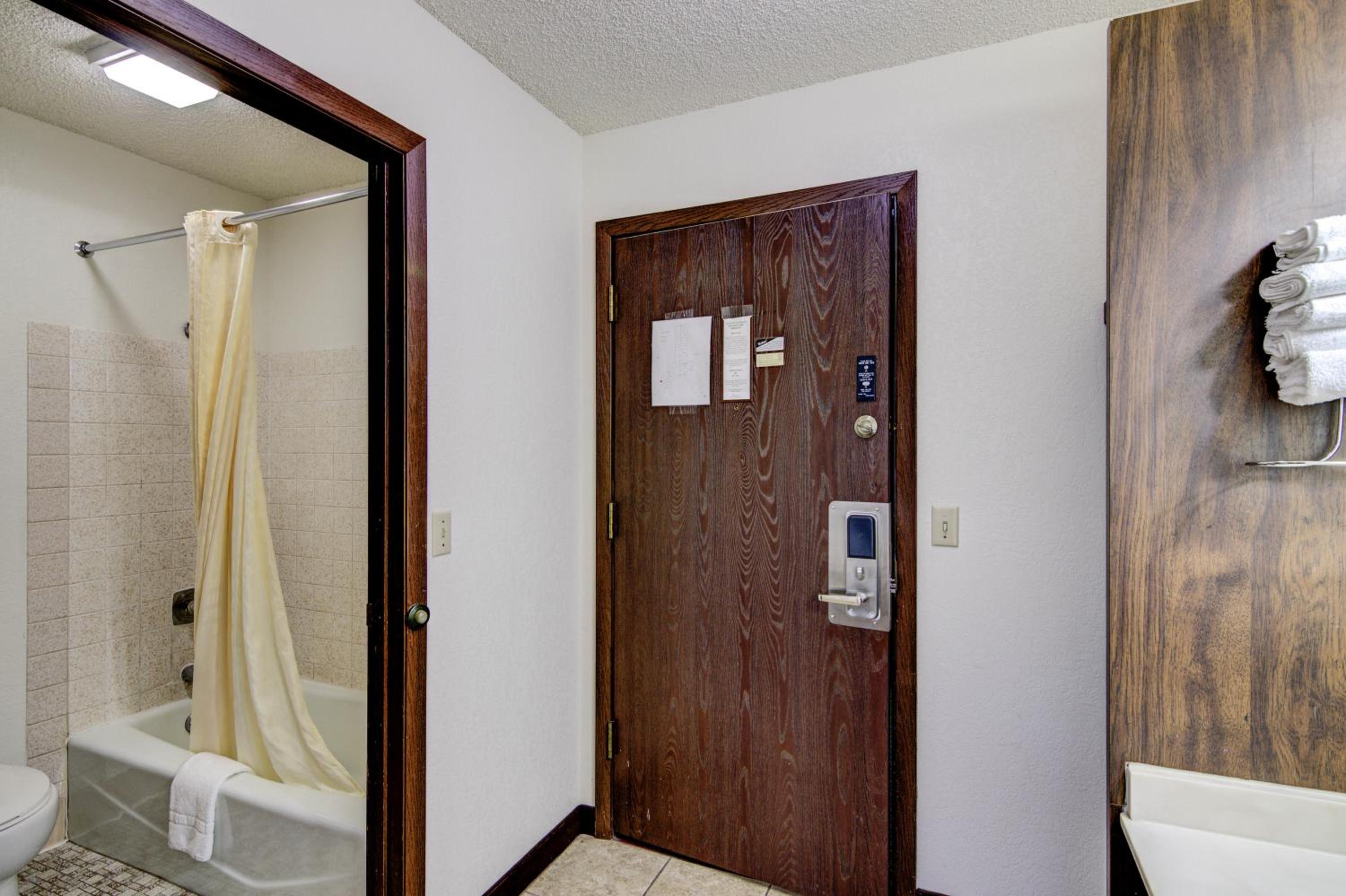 Queen Room - Non-Smoking photo 2