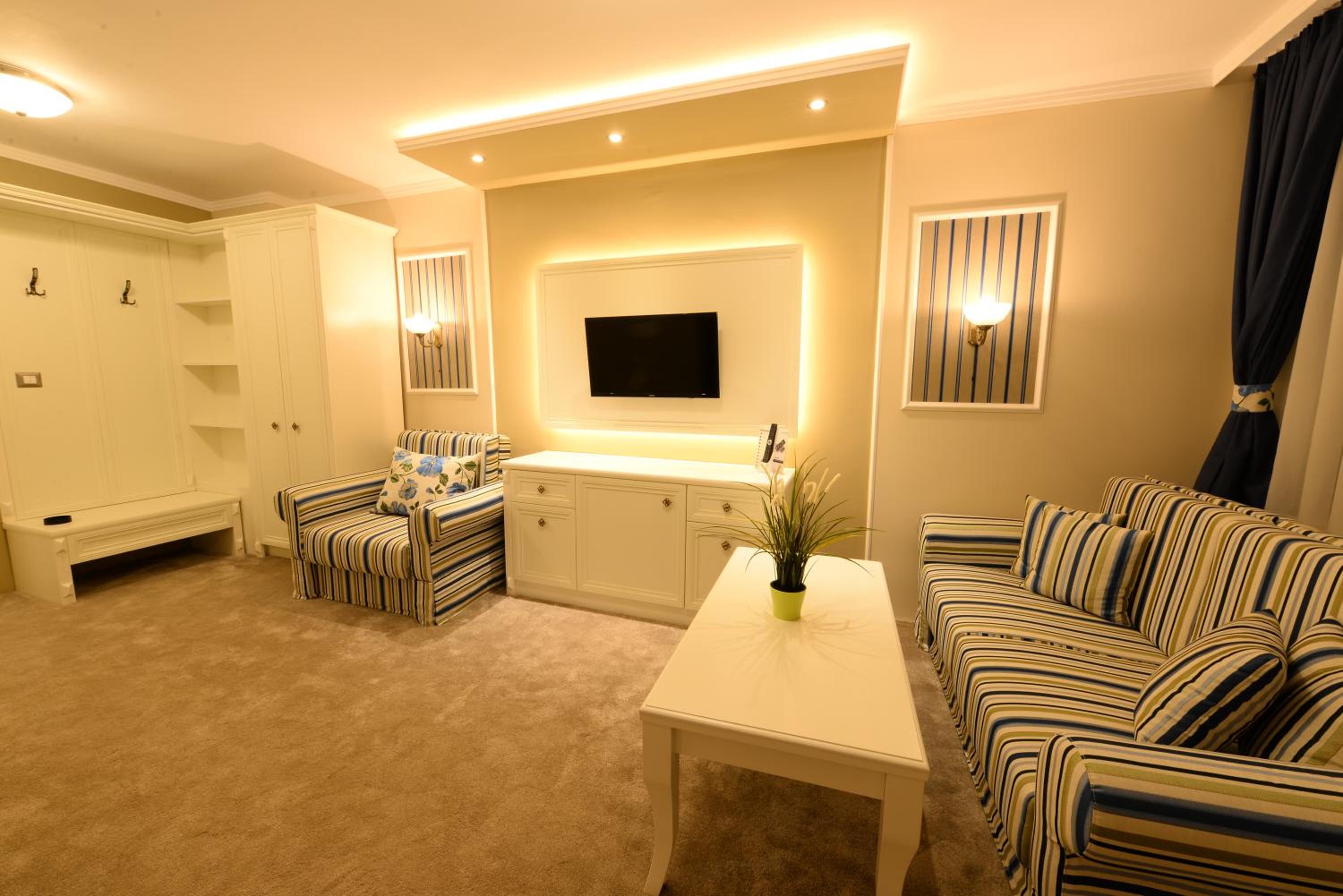 Family Suite with Balcony (2 Adults + 2 Children) photo 3