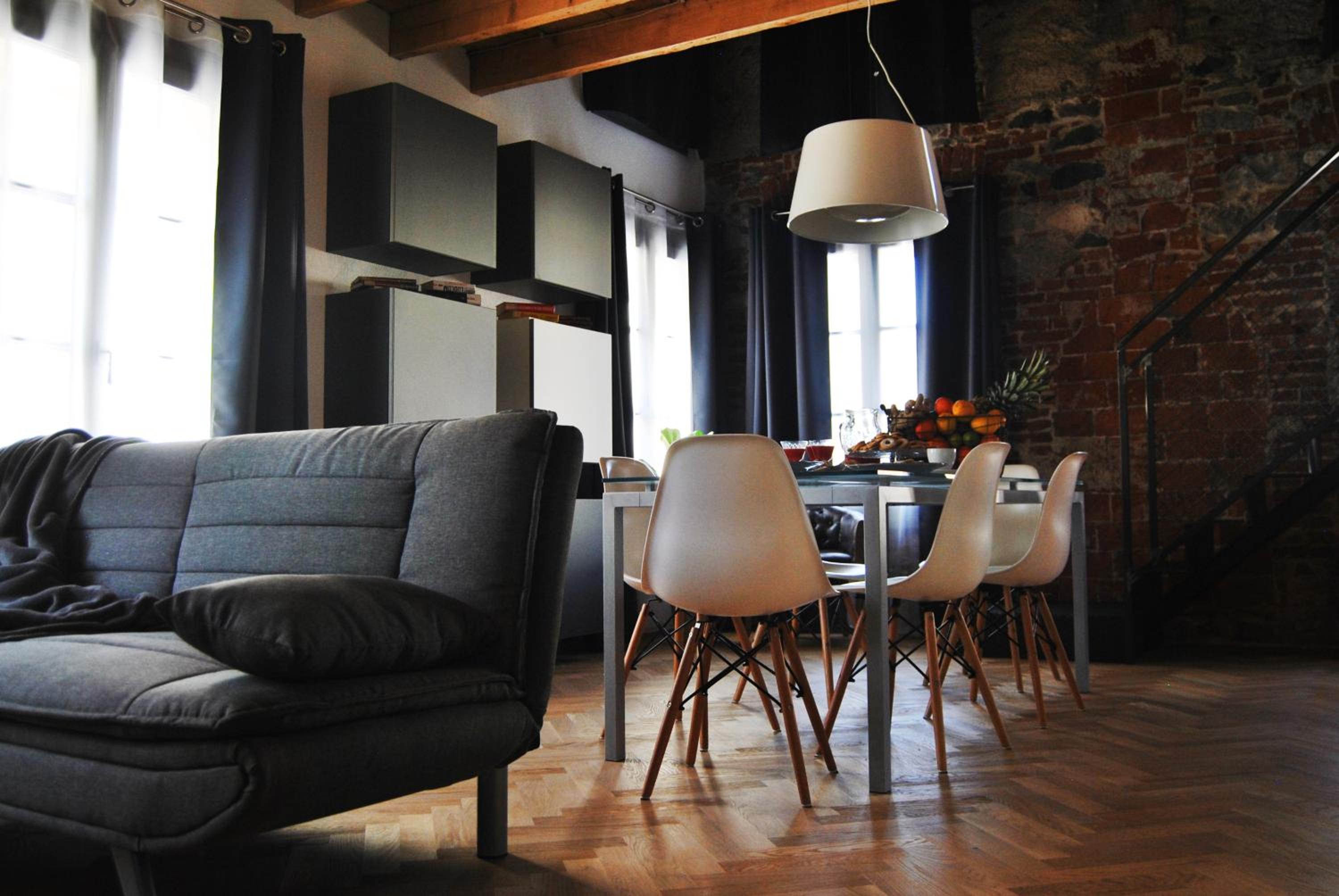 Apartment - Split Level - Photo 2