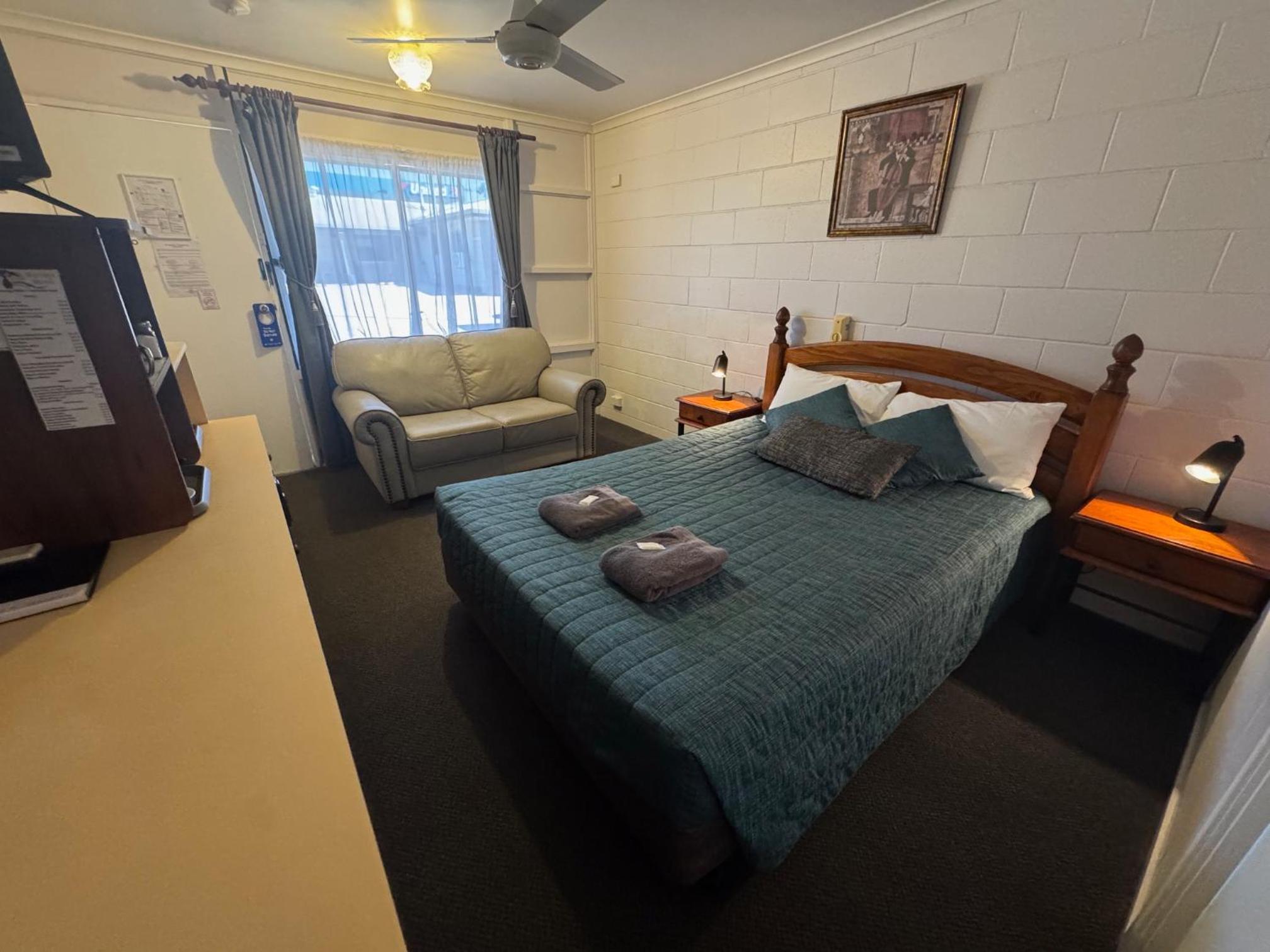 Queen Room photo 2