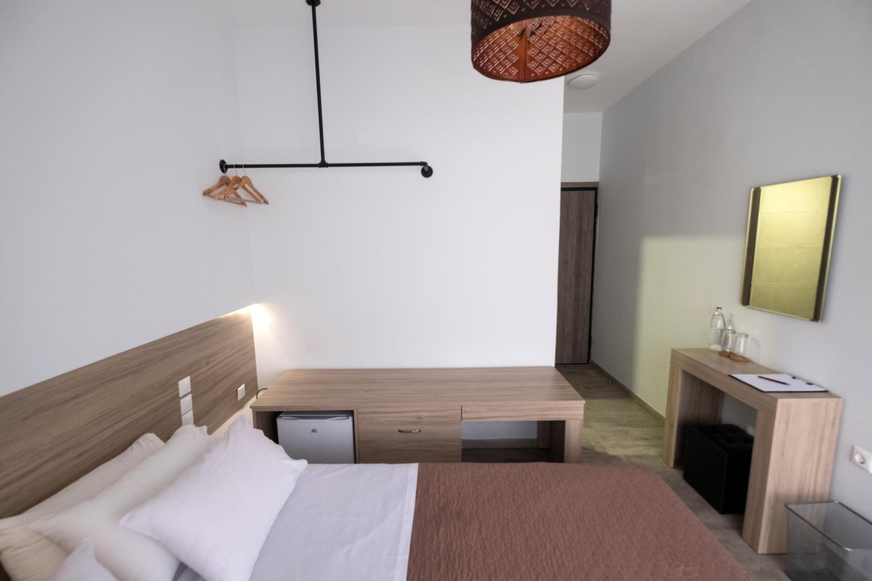 Budget Double Room - Photo 18