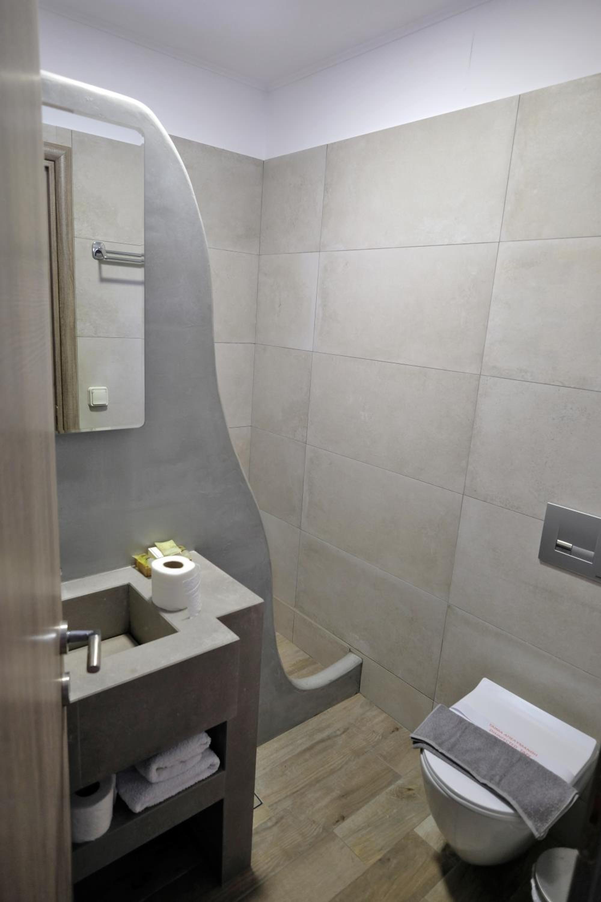 Budget Double Room - Photo 19