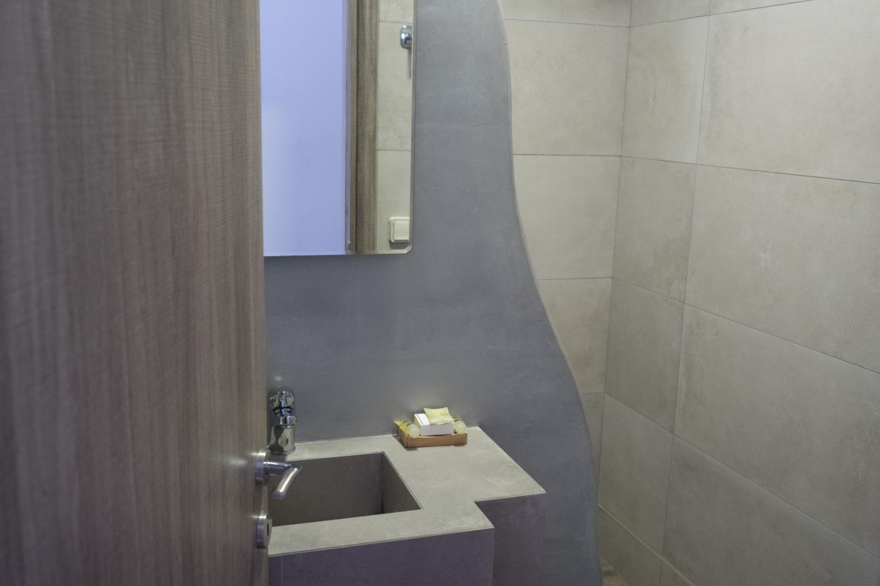 Budget Double Room - Photo 11
