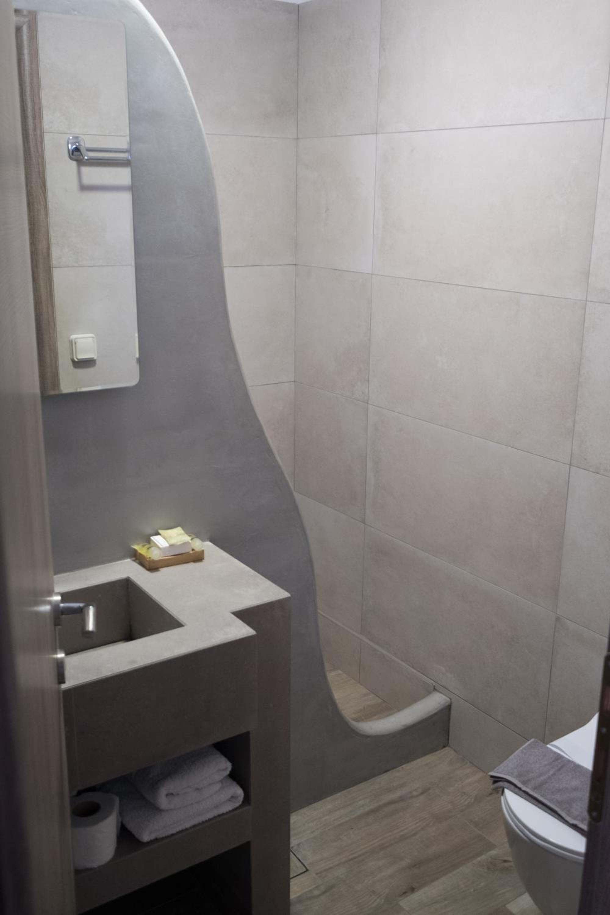 Budget Double Room - Photo 15