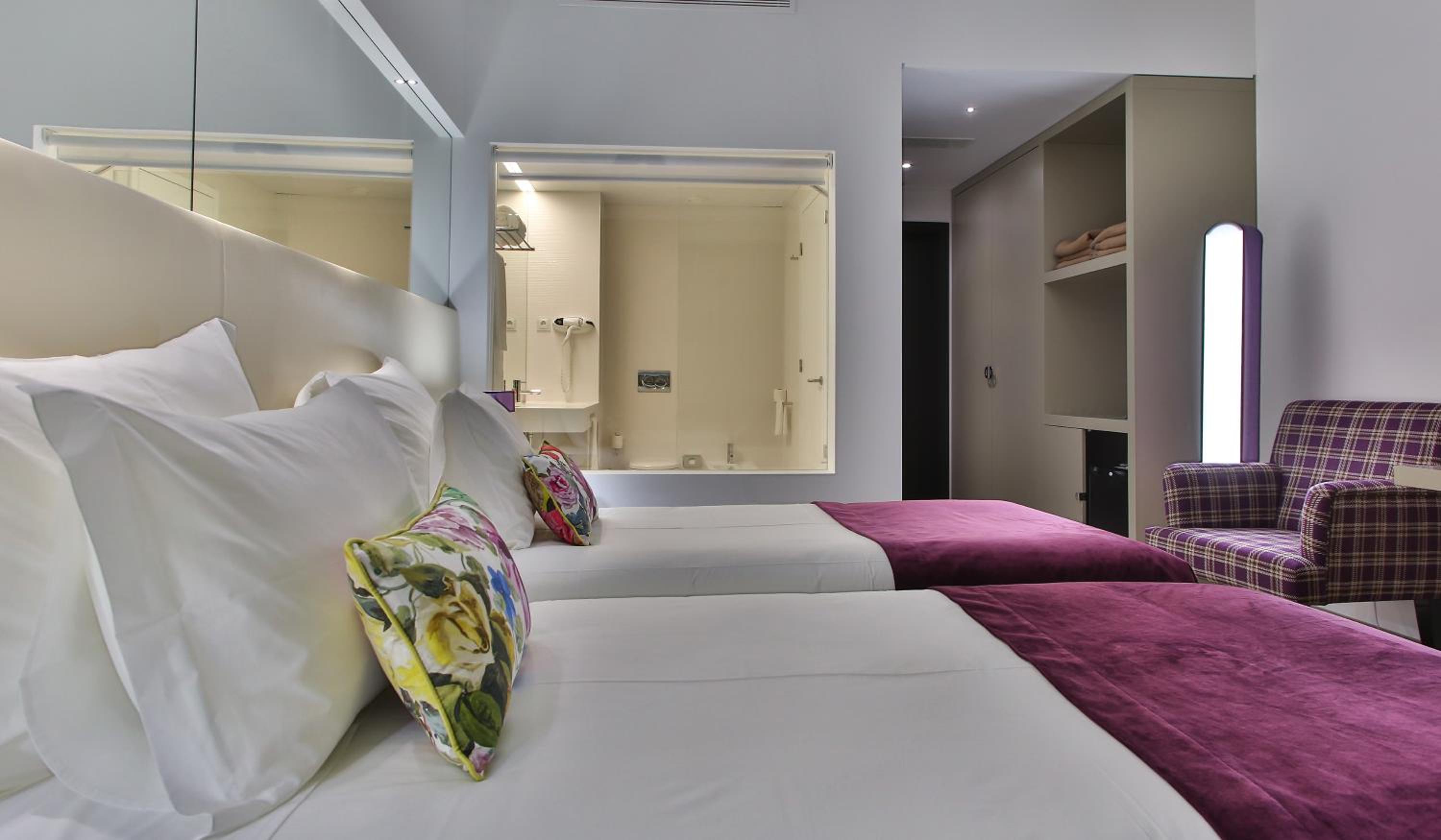 Double or Twin Room with Balcony and River View - Photo 1