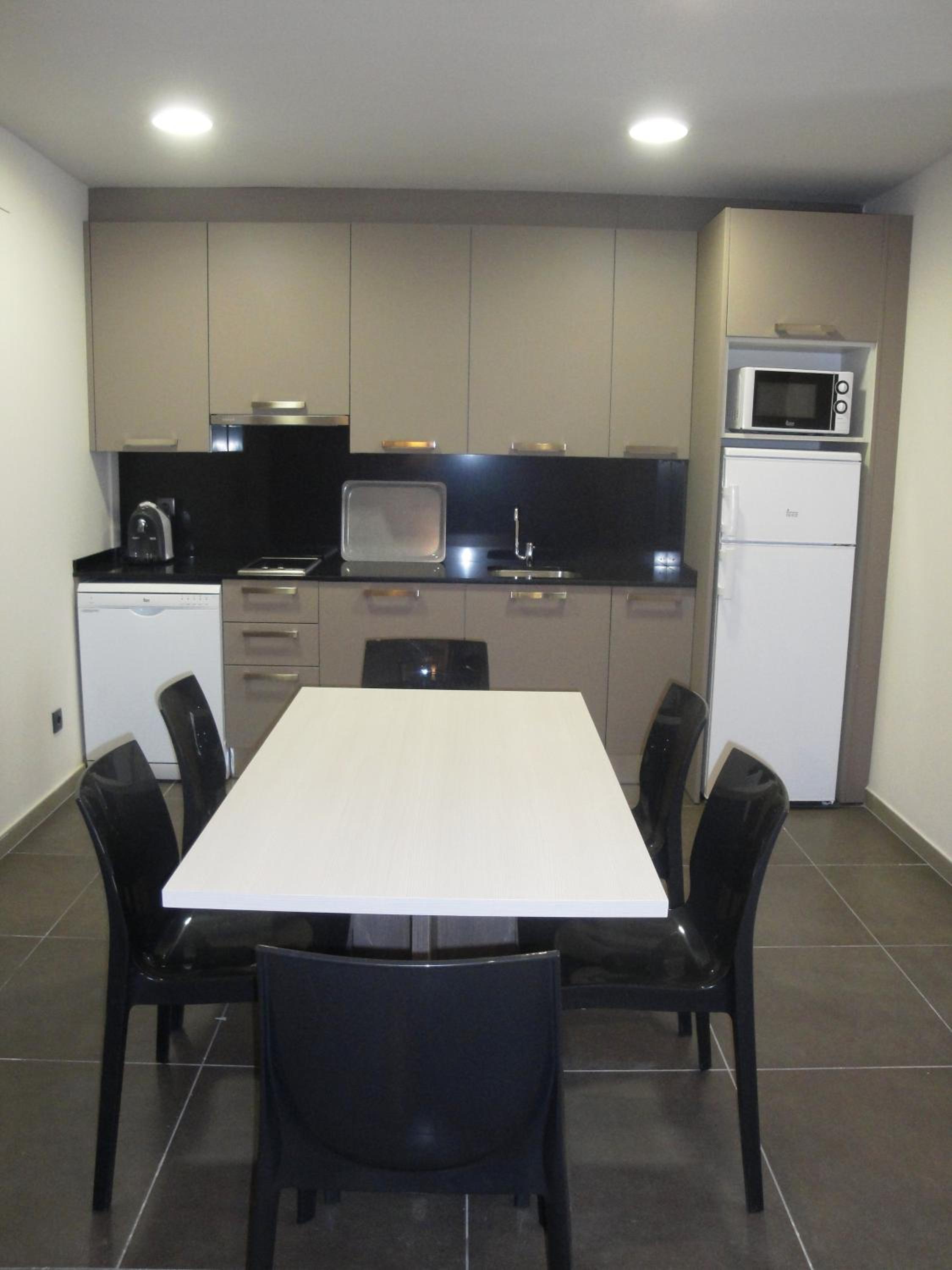 One-Bedroom Apartment (2-5 Adults) photo 3