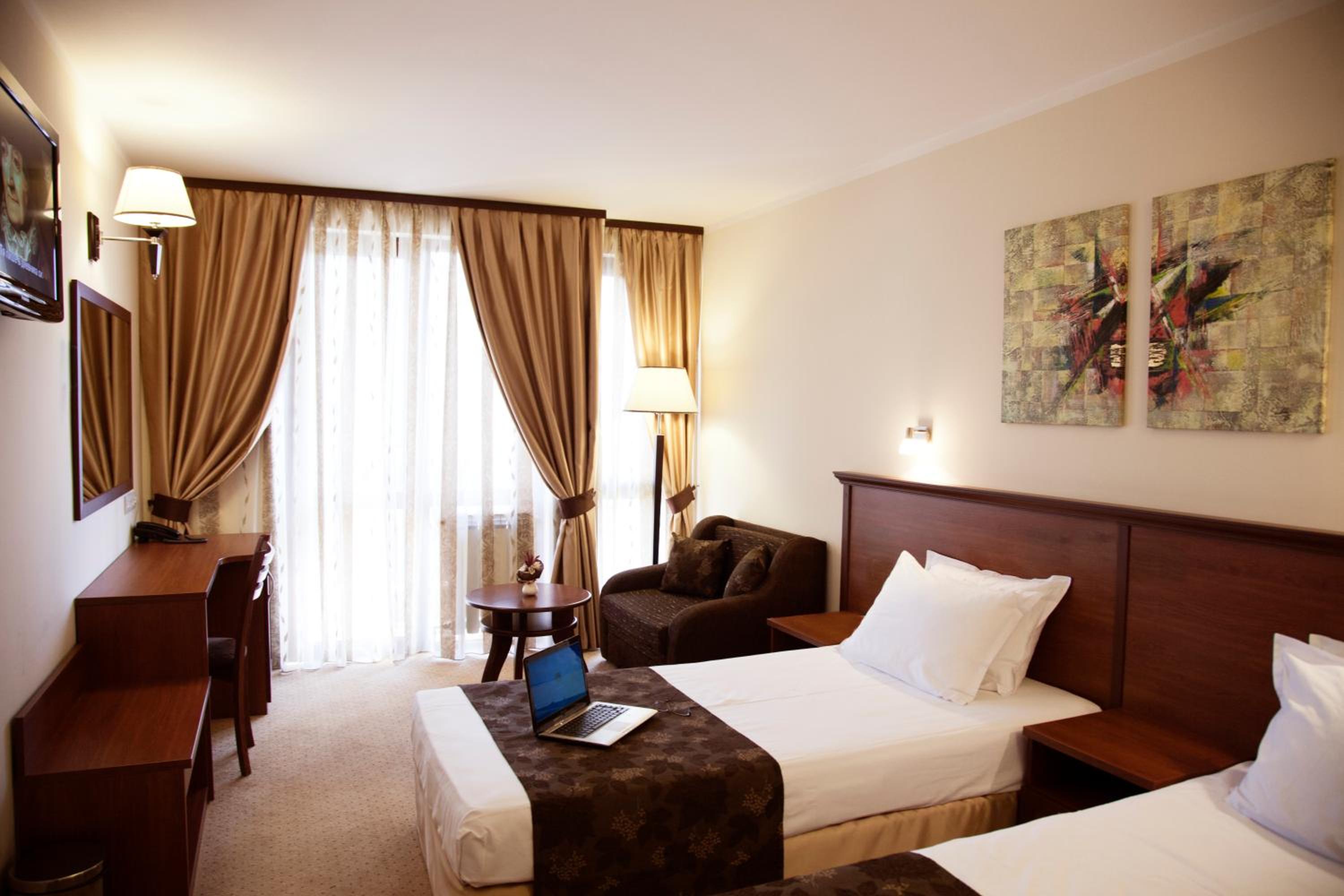 Standard Twin Room - Photo 3