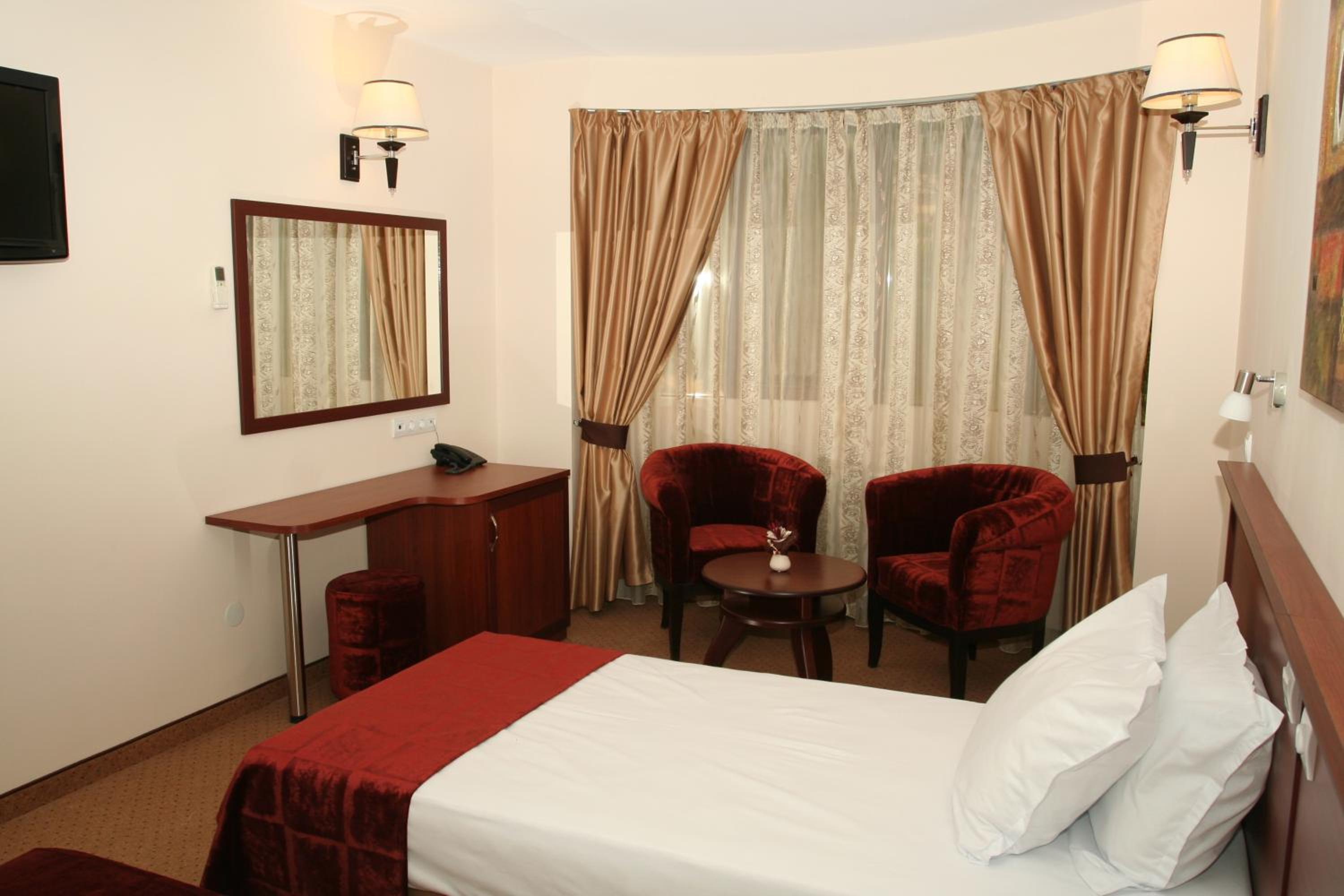Standard Twin Room - Photo 9