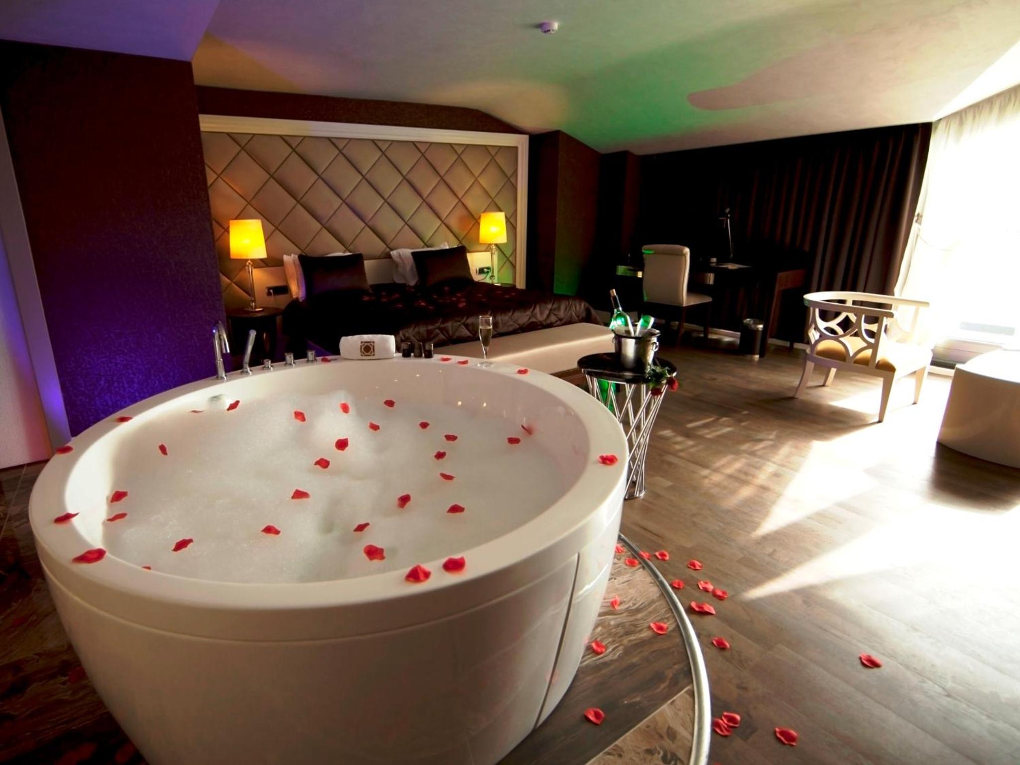 King Suite with Spa Bath photo 2