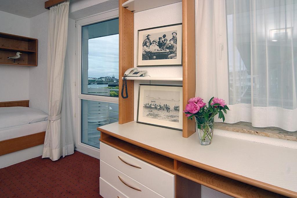 Single Room with sidewise balcony
