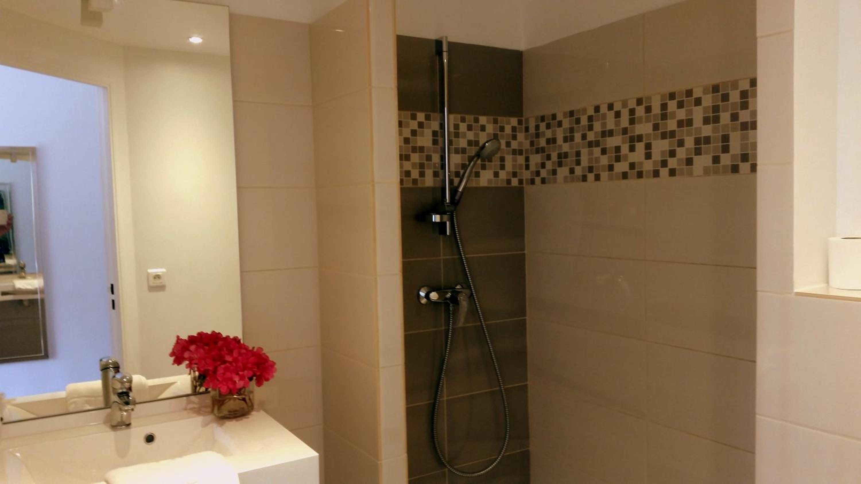 Triple Room with Balcony - Photo 5