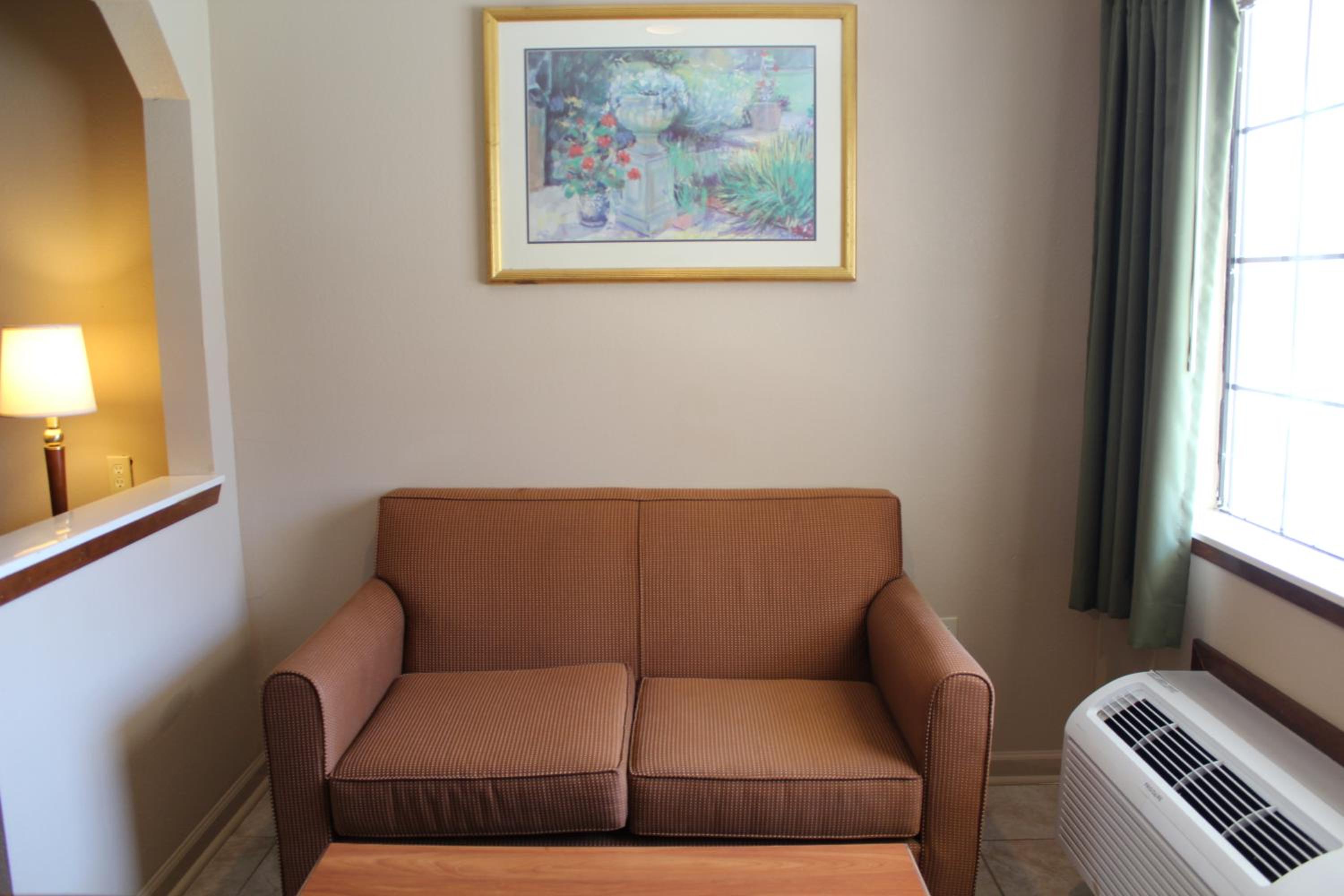 Deluxe Queen Suite