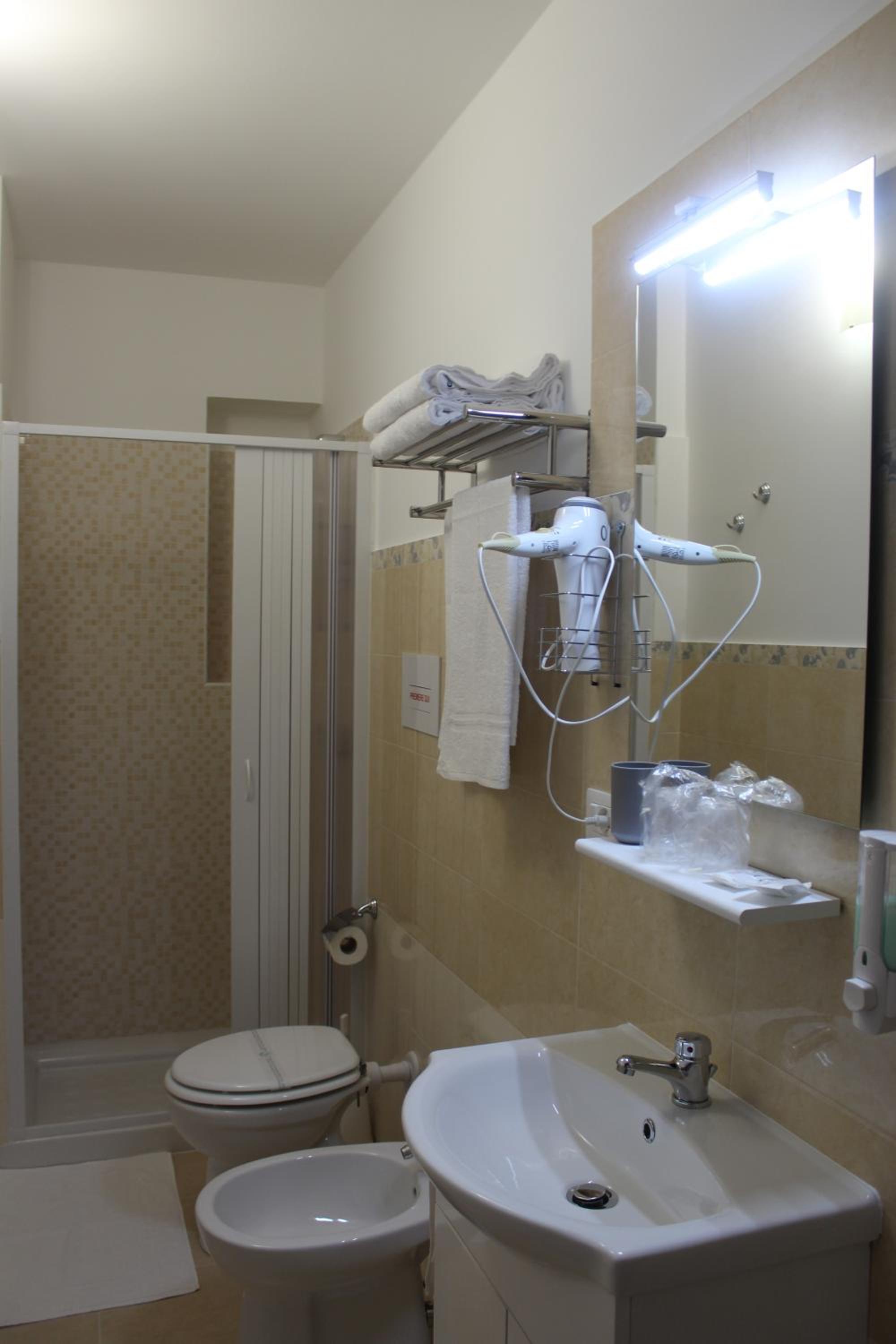 Double Room with Balcony - Photo 4
