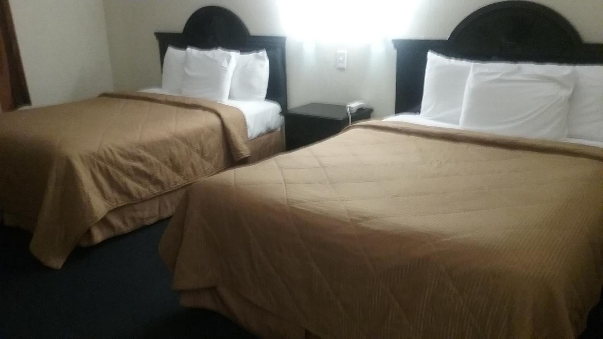 Queen Room with Two Queen Beds - Photo 4
