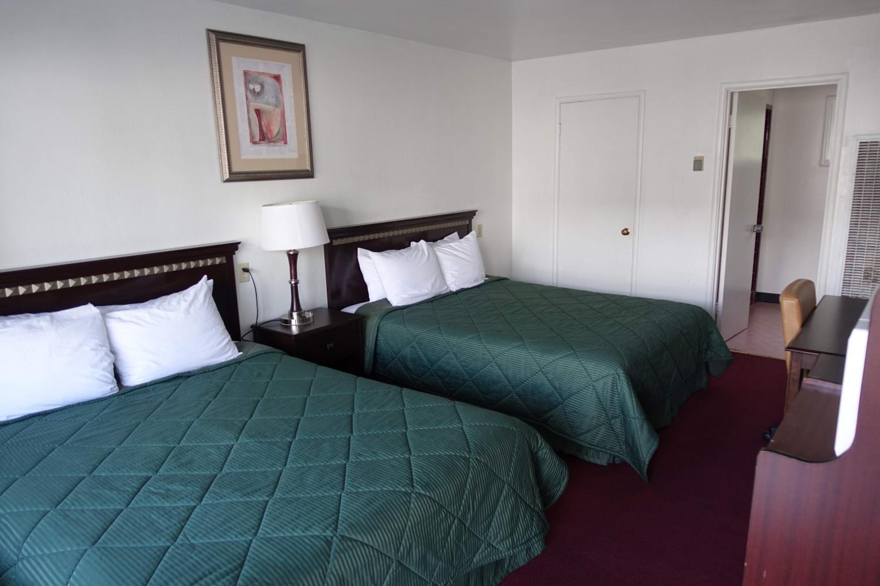 Queen Room with Two Queen Beds photo 2
