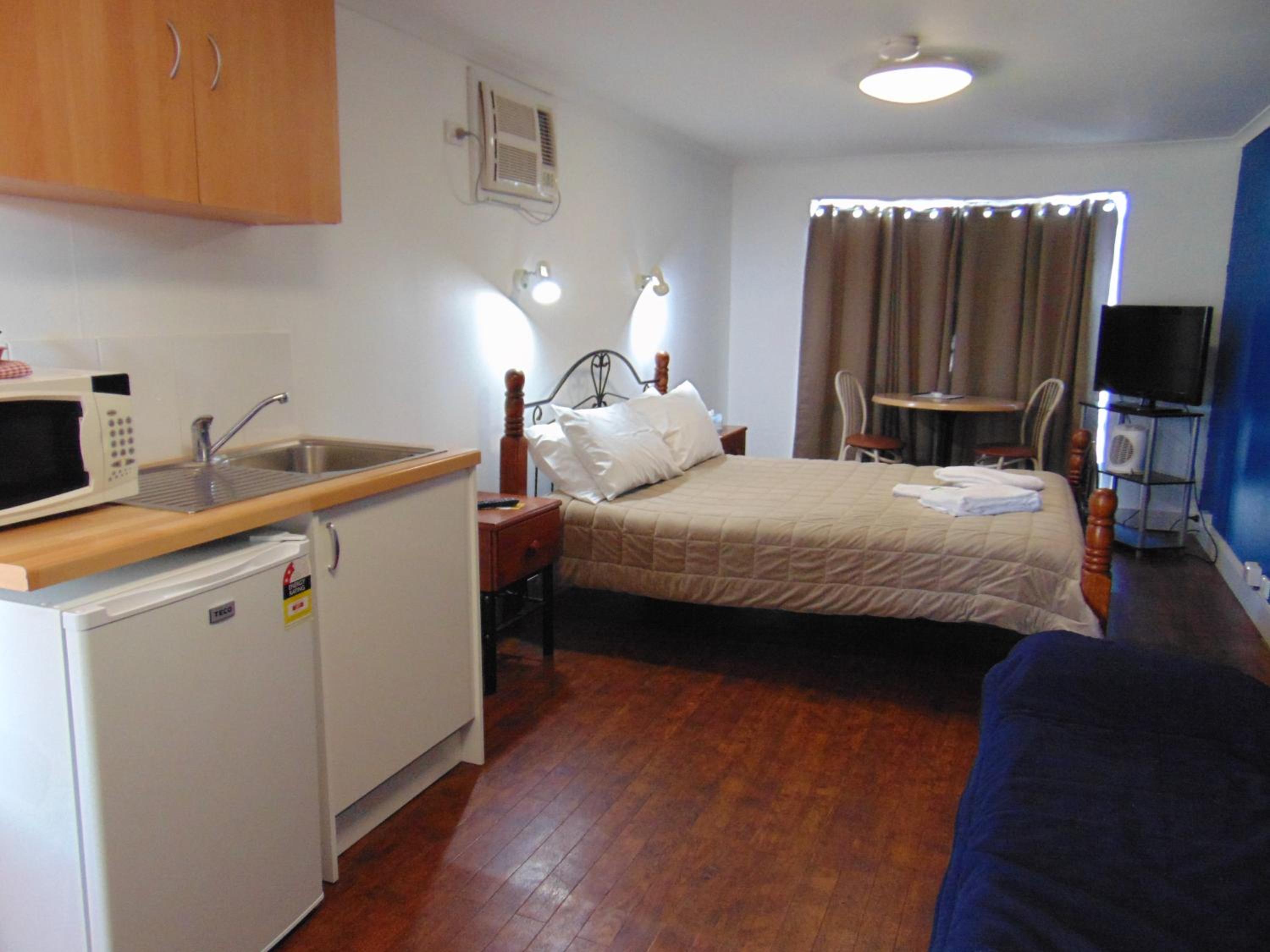 Motel Unit with External Bathroom photo 1
