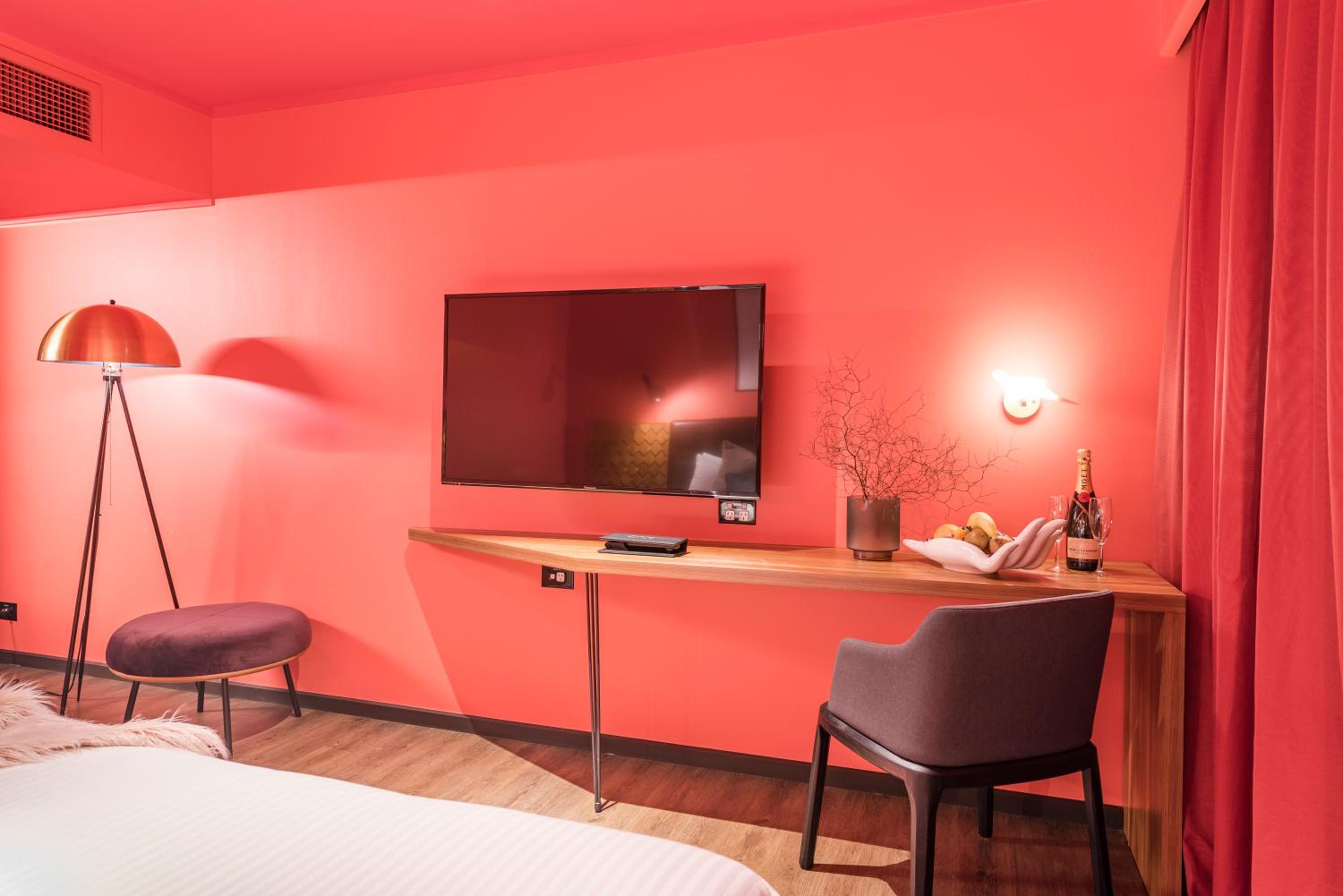 King Room - Blush photo 2