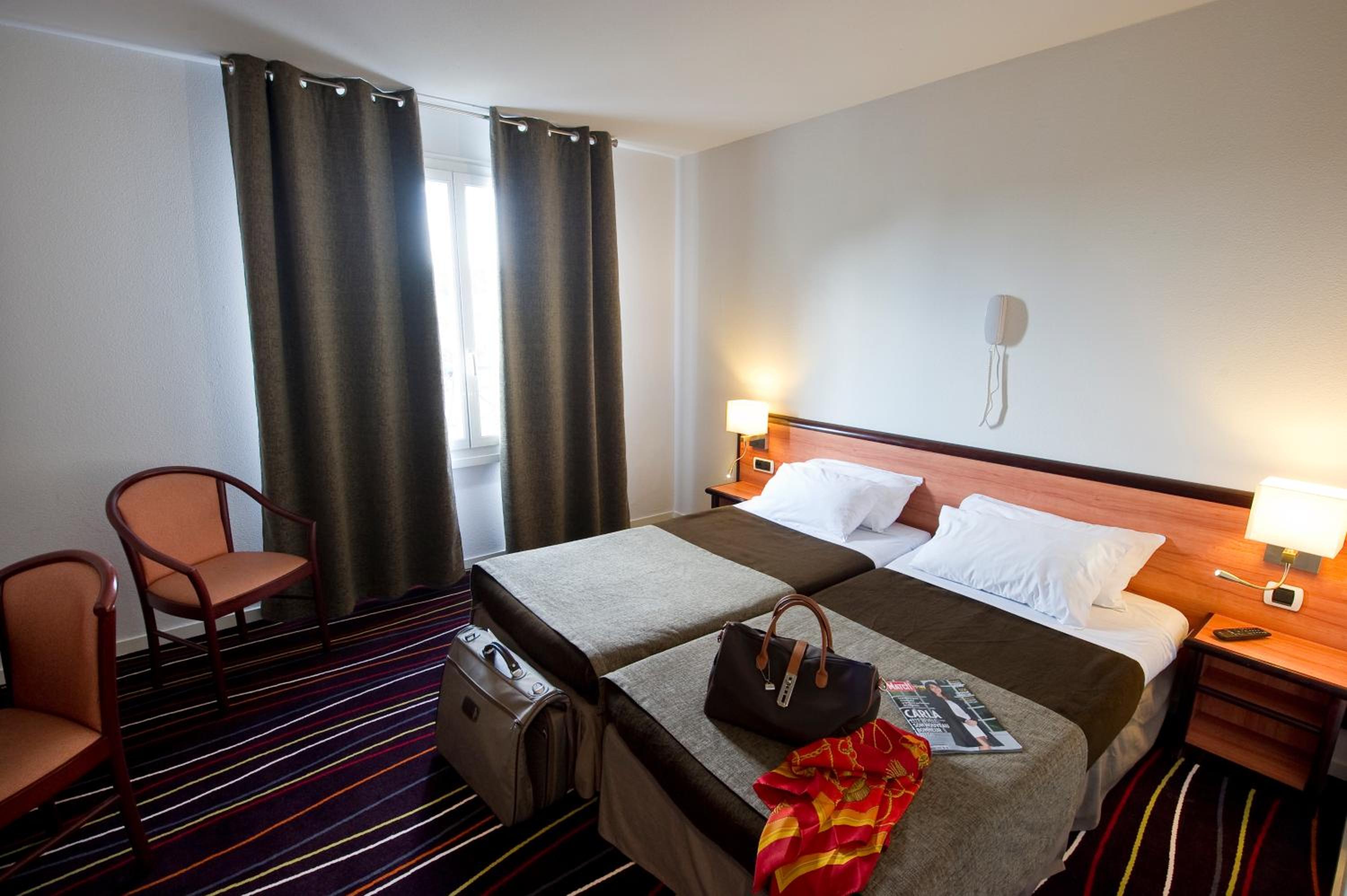 Standard Twin Room - Photo 19