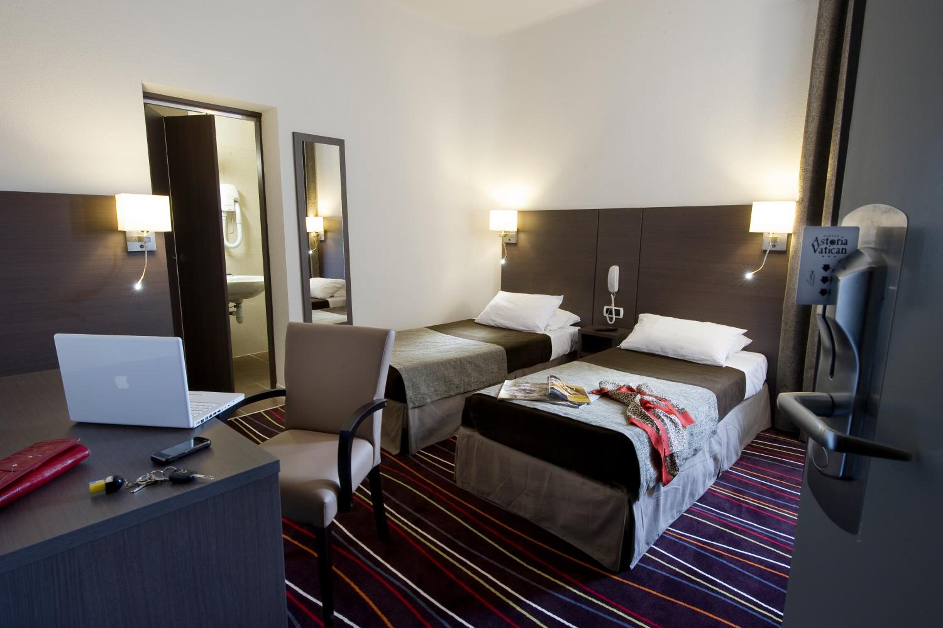 Standard Twin Room - Photo 17