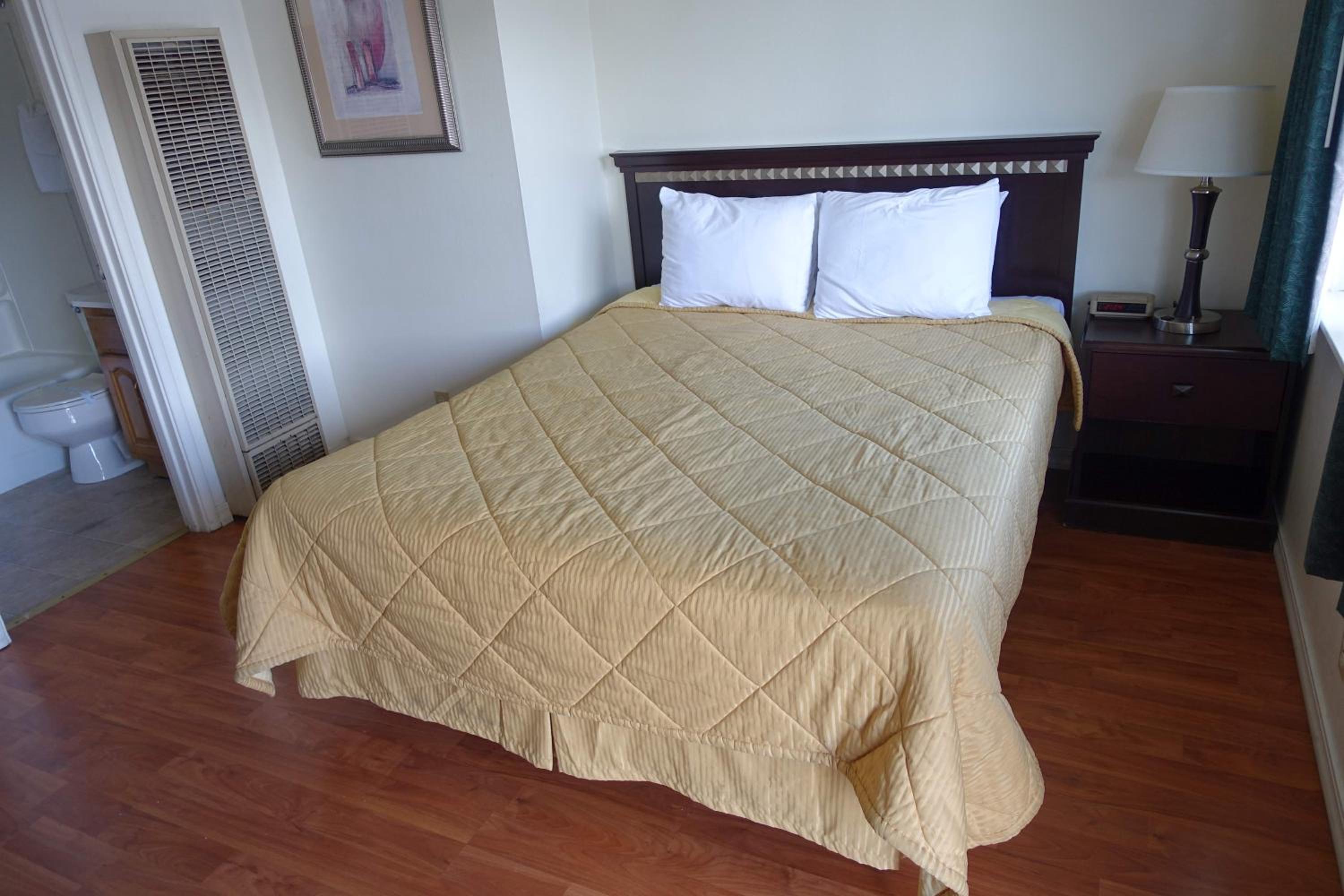 Queen Room photo 2