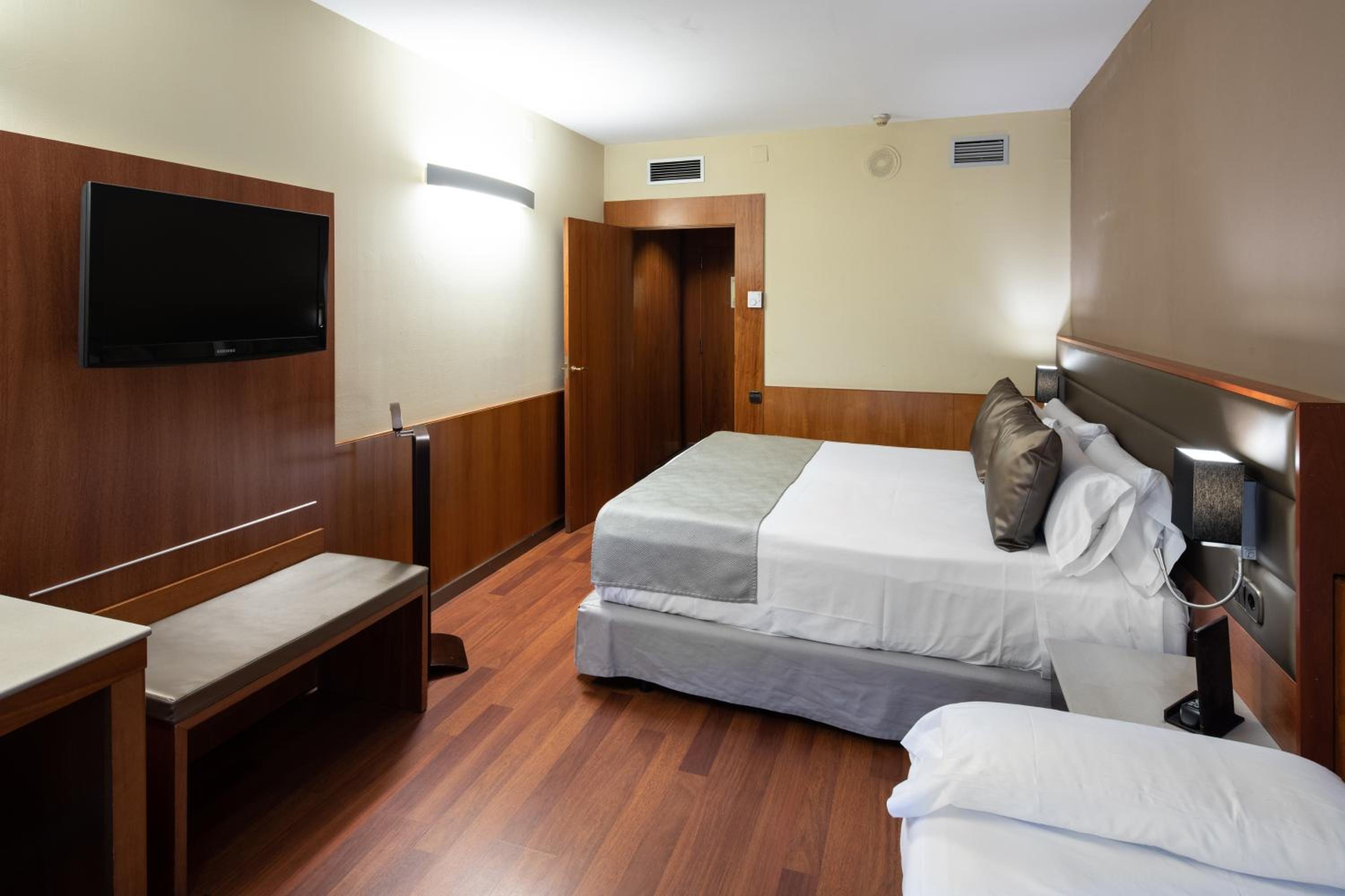 Triple Room (2 Adults + 1 Child) photo 2