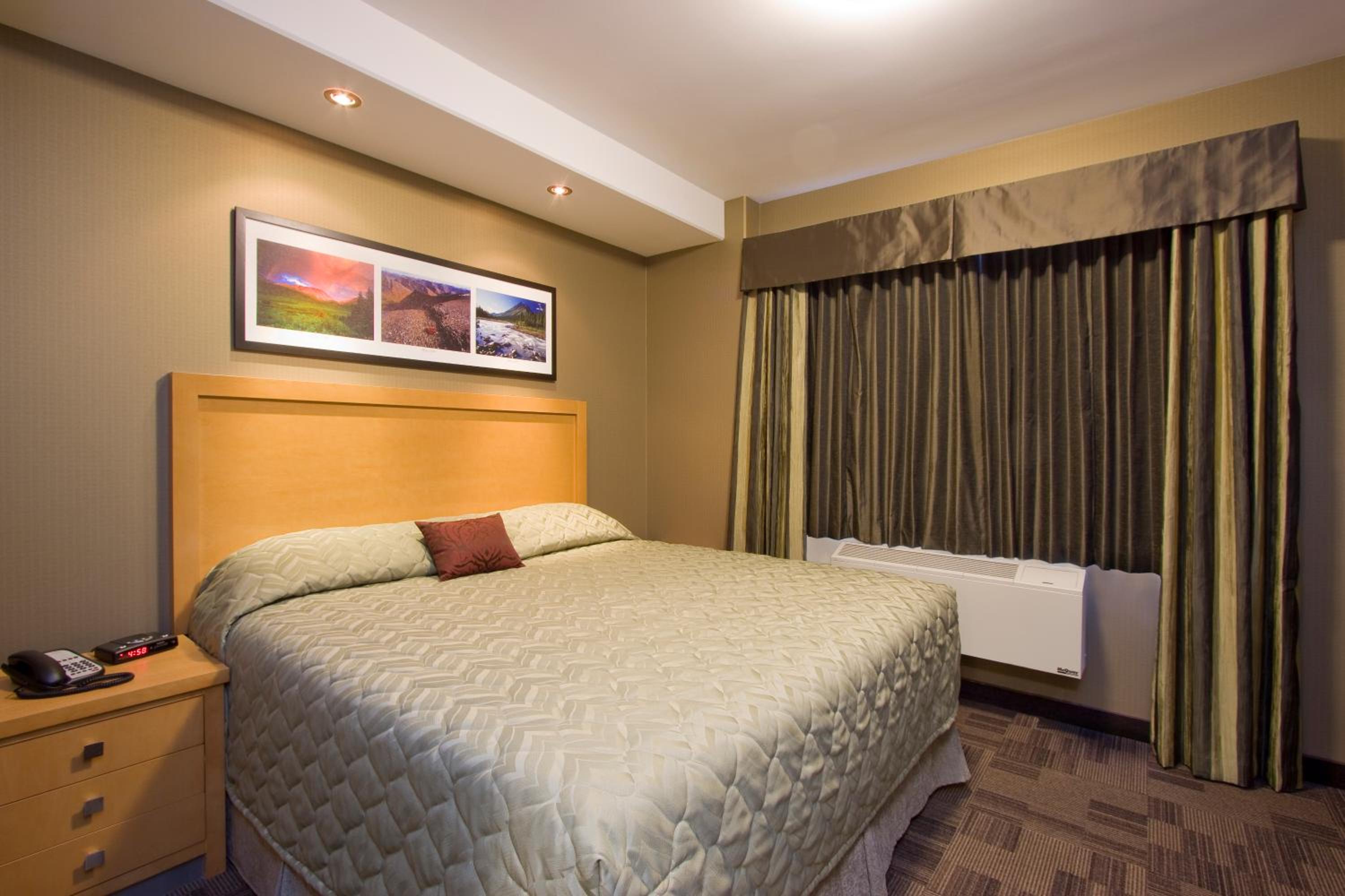 Executive King Room - with Kitchenette - Non-Smoking (Non-Pet Friendly)