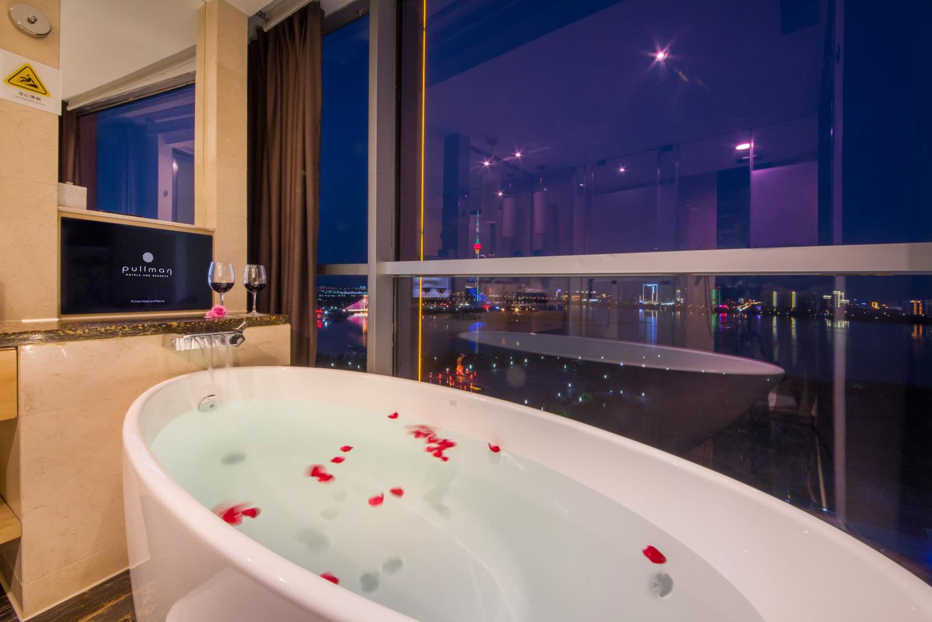 Deluxe Suite photo 2