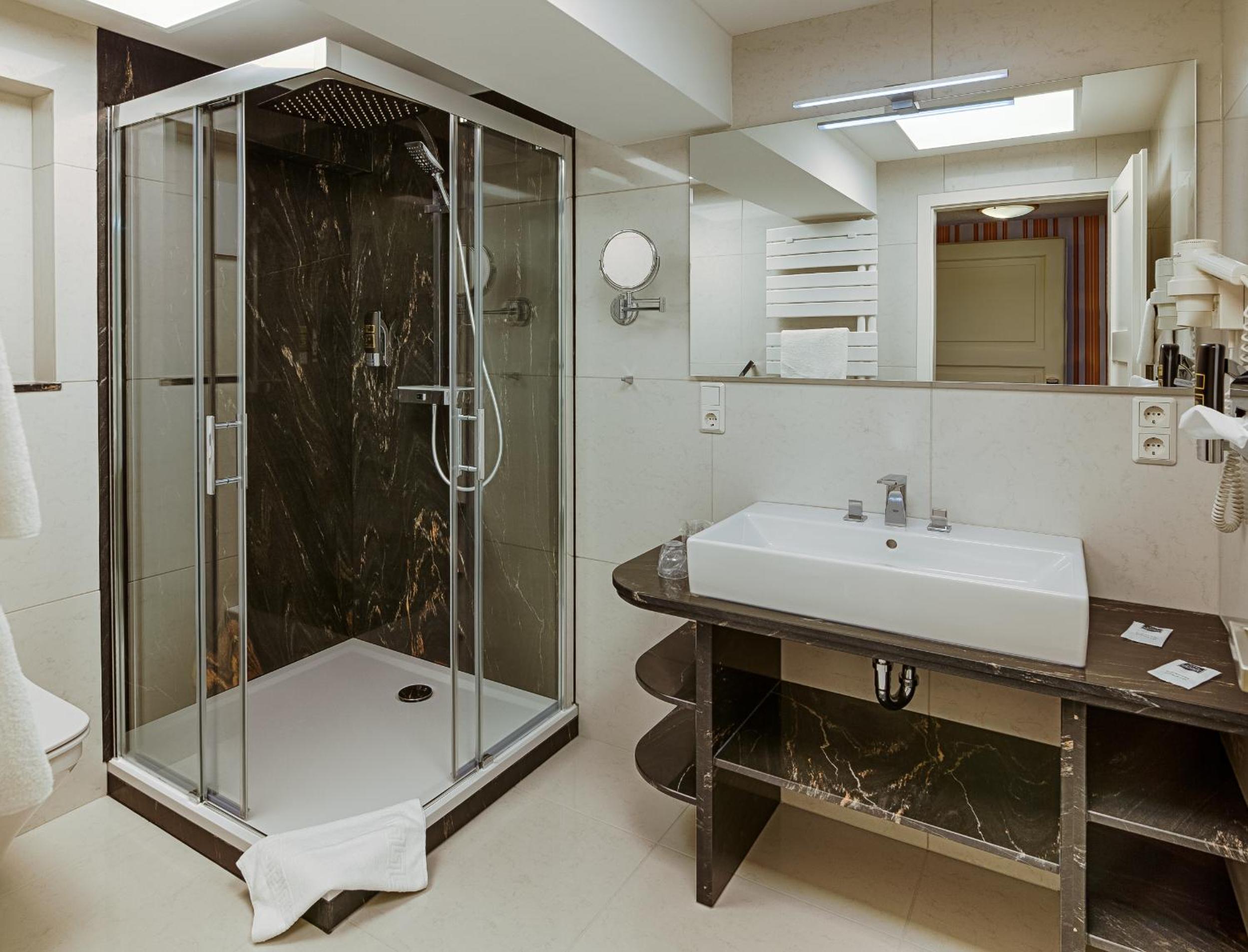 One-Bedroom Suite - Photo 6