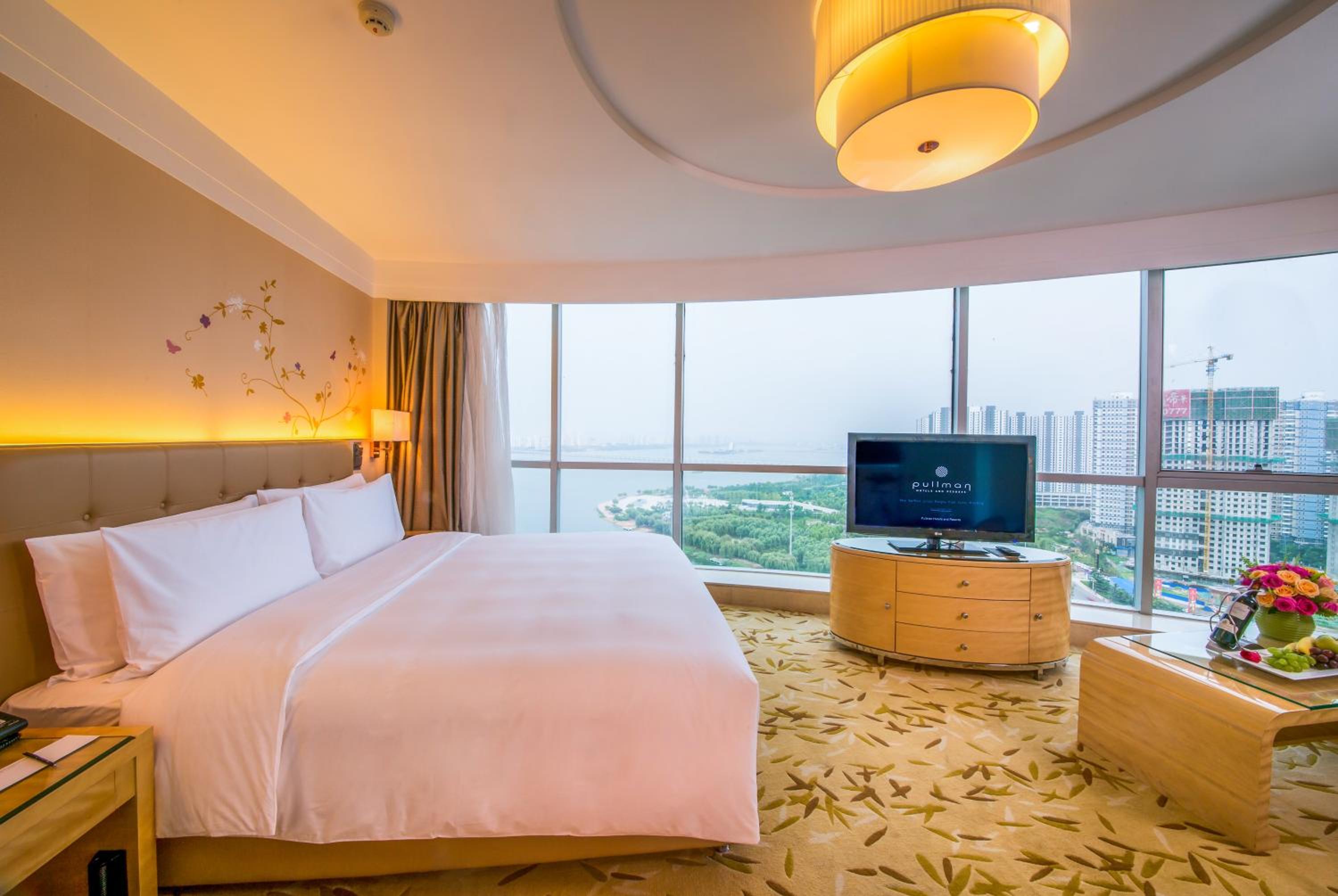Deluxe King Room photo 2