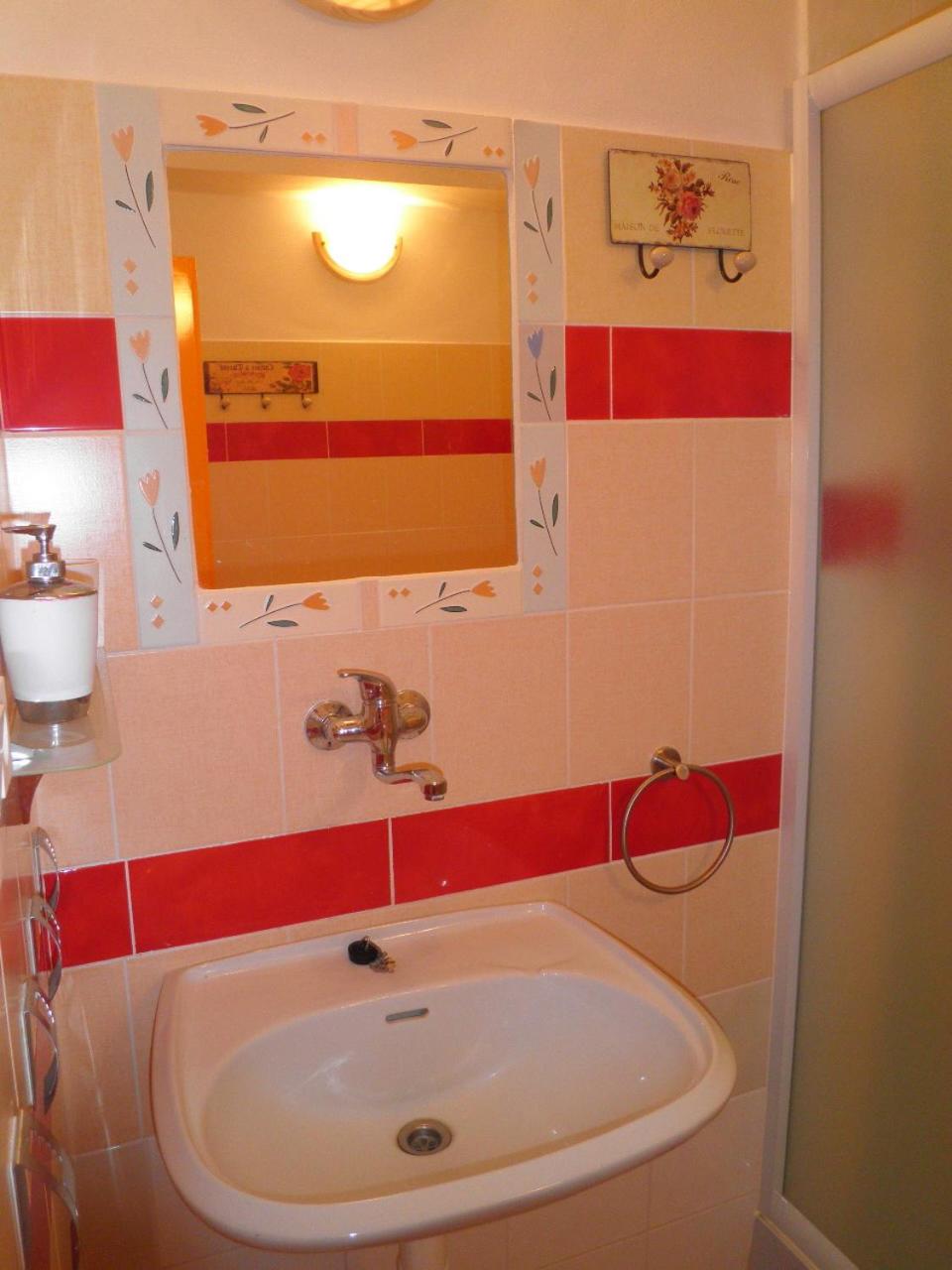 Economy Quadruple Room with Shared Bathroom photo 3
