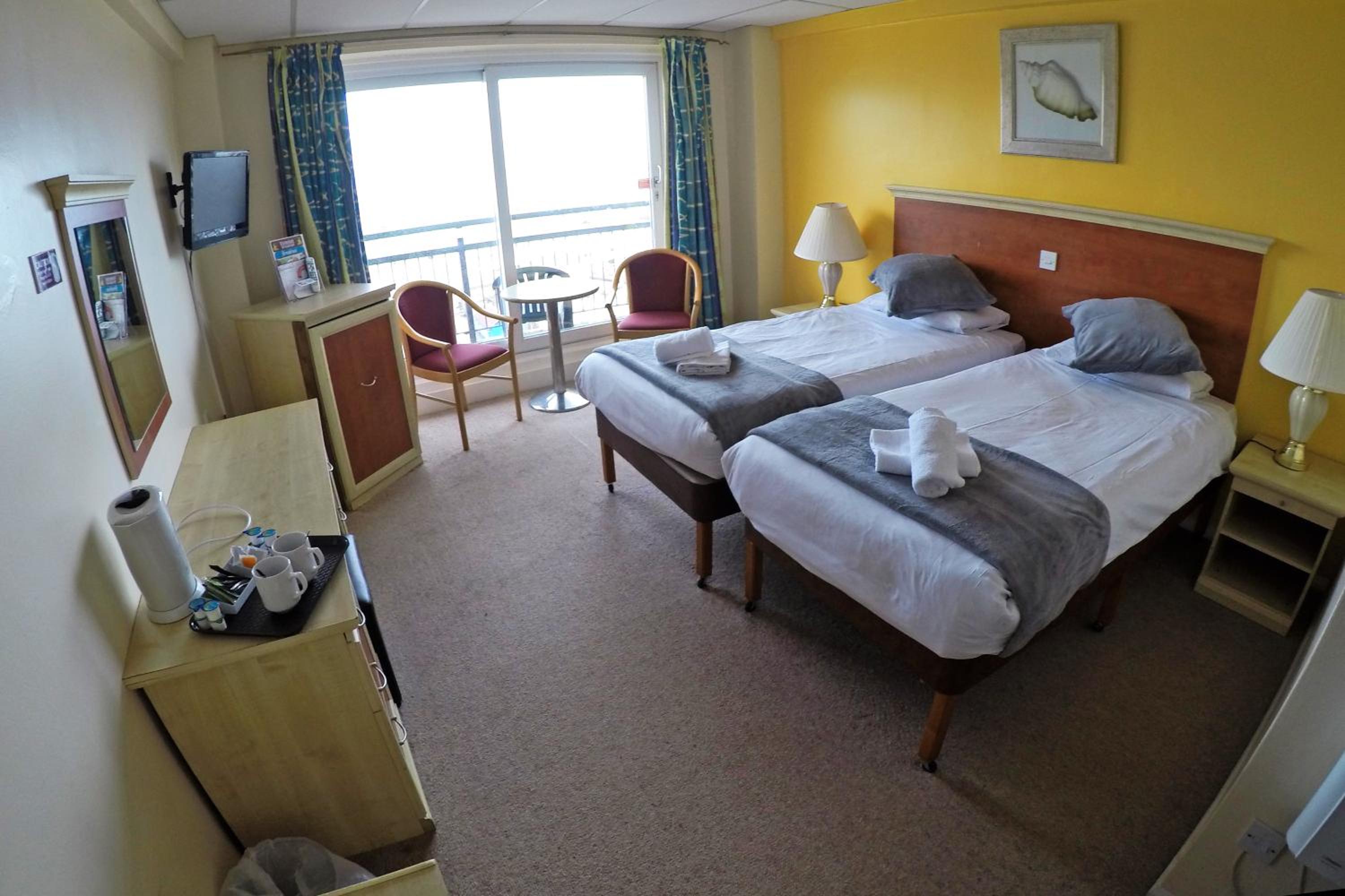 Standard Twin Room - Photo 6