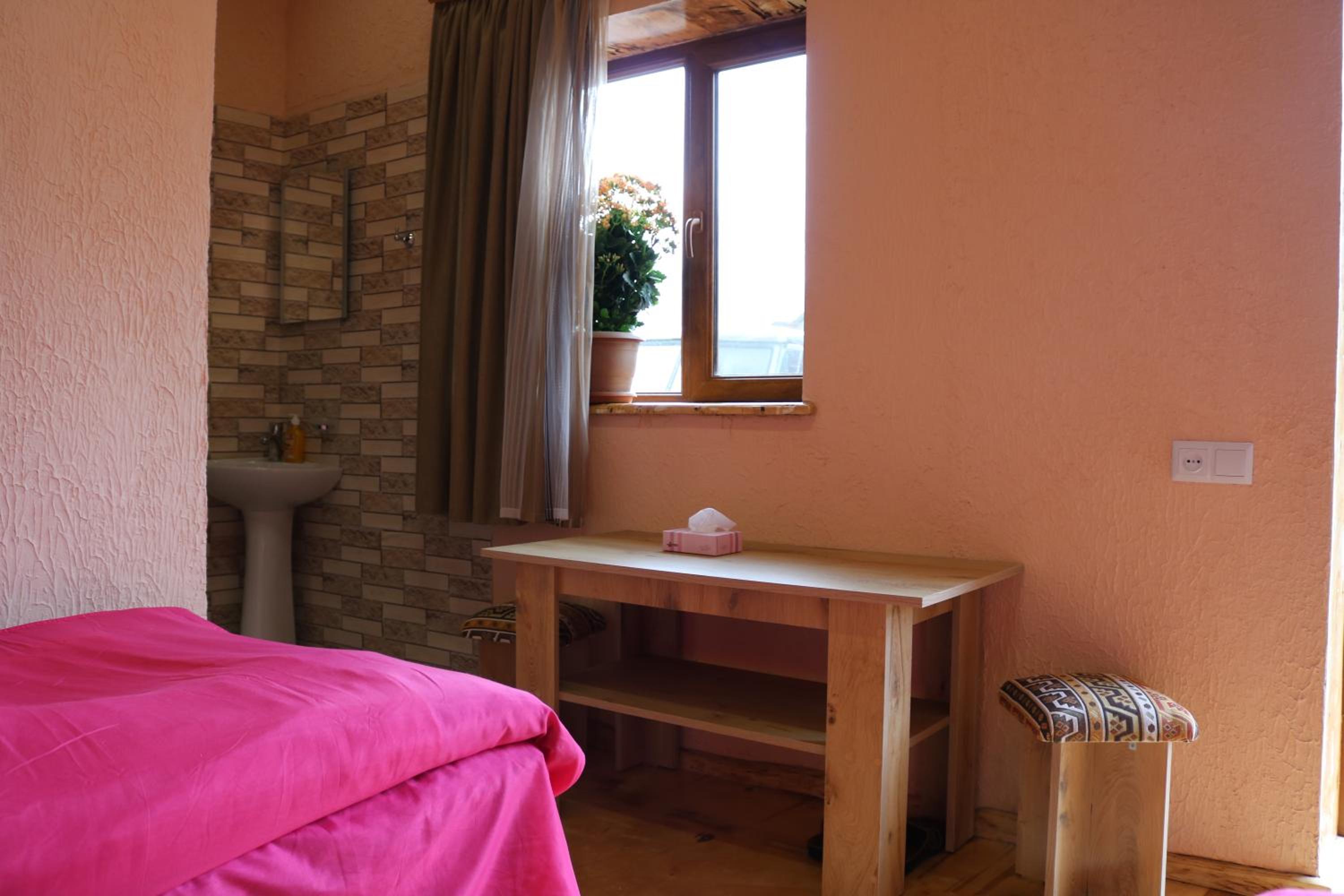 Twin Room with Private Bathroom photo 2