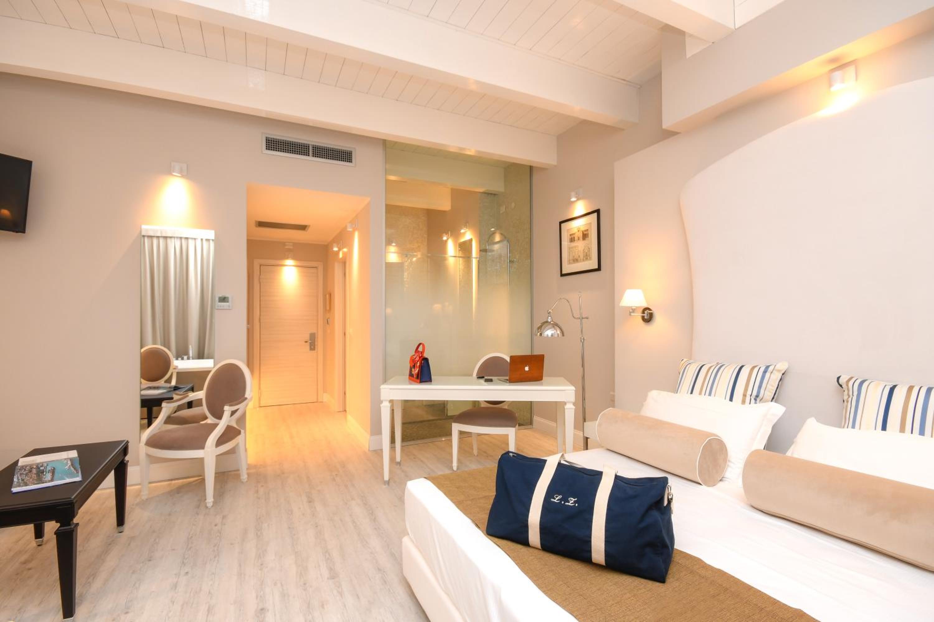 Suite with Lake View - Photo 2