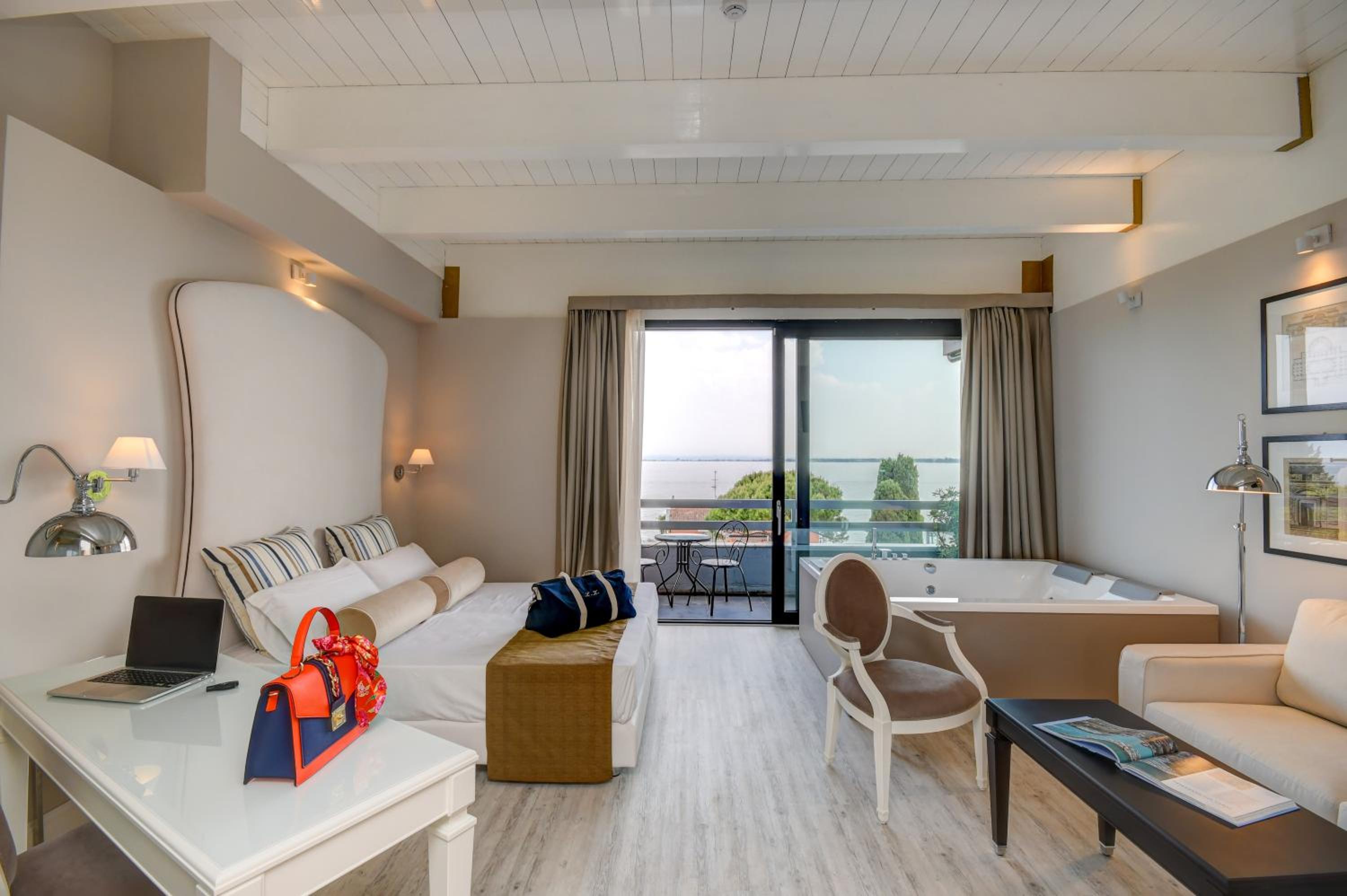 Suite with Lake View - Photo 3