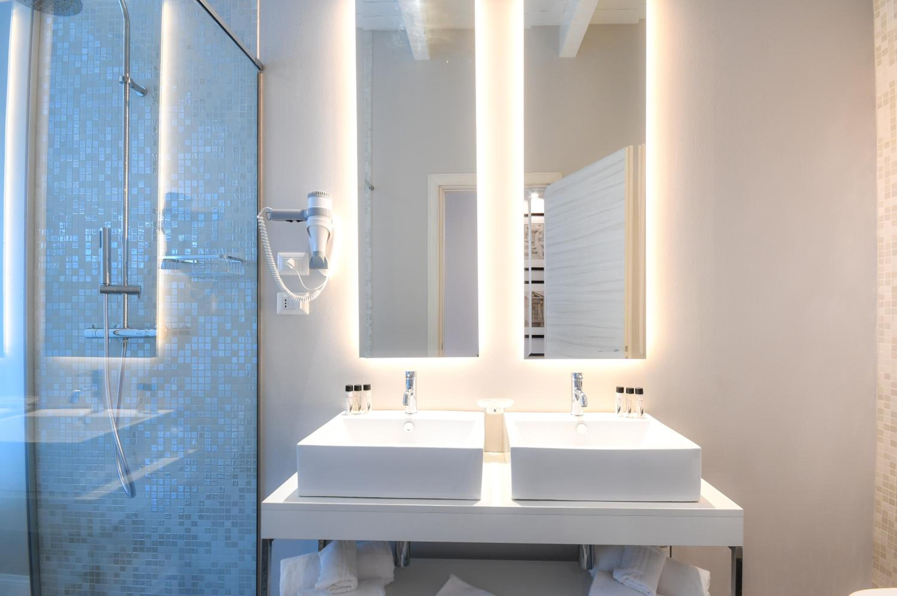 Deluxe Double or Twin Room with Lake View - Photo 7